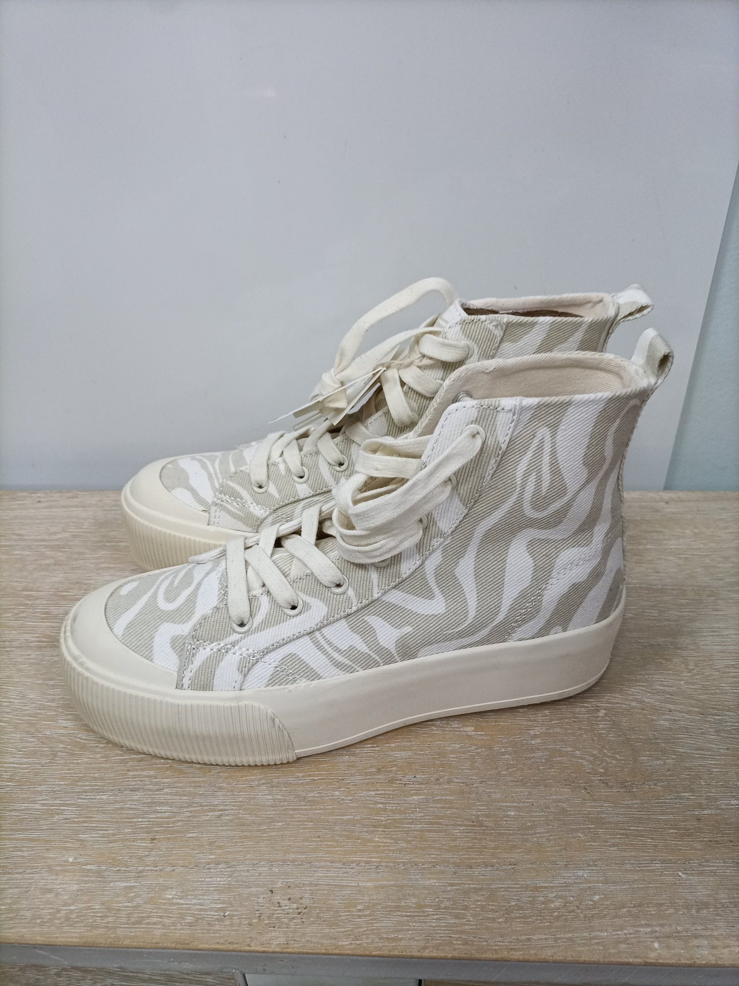 PULL&BEAR.Zapatillas botín T.37