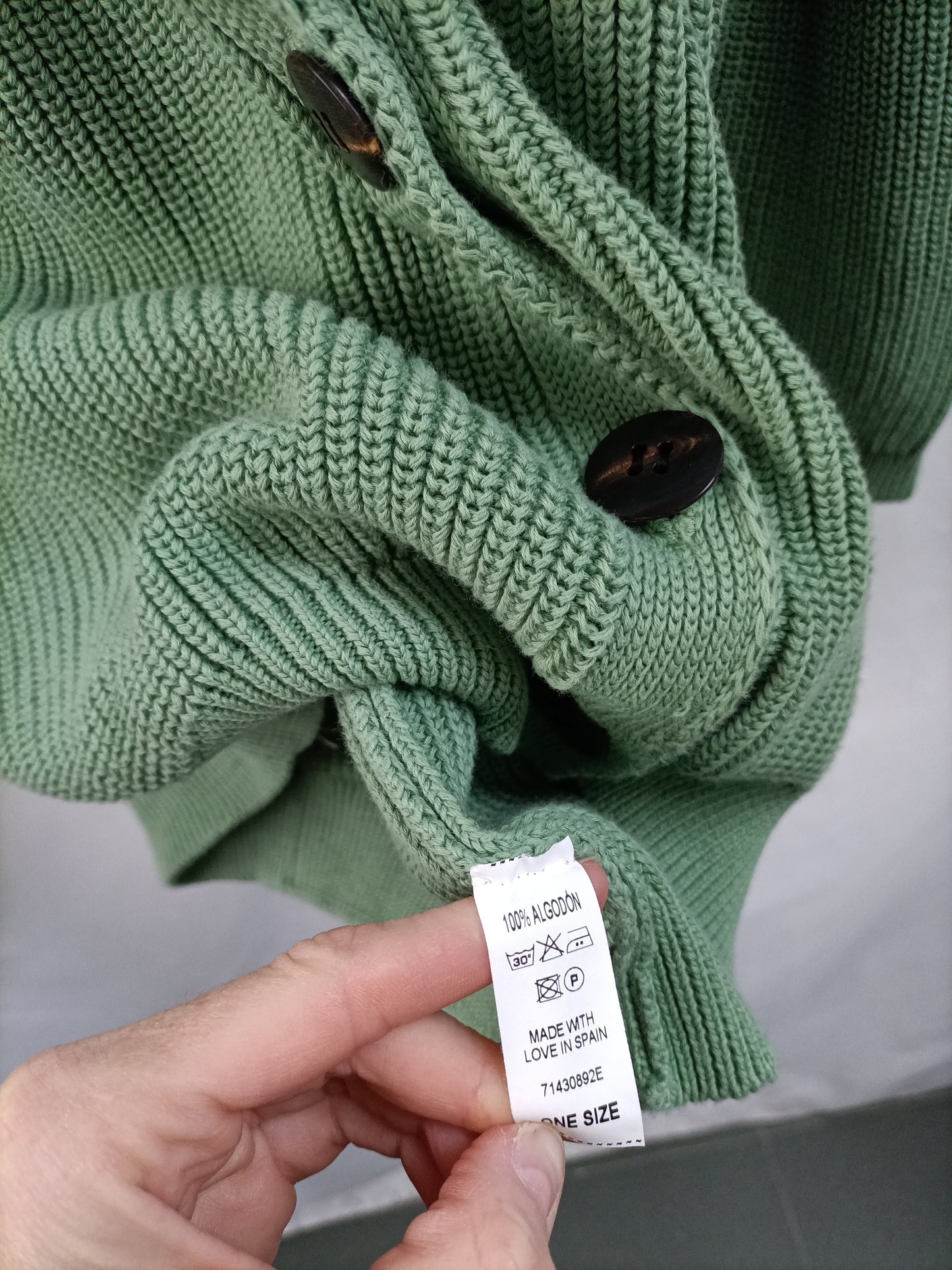 COUNTING CLOUDS. Green cardigan Tu(m)