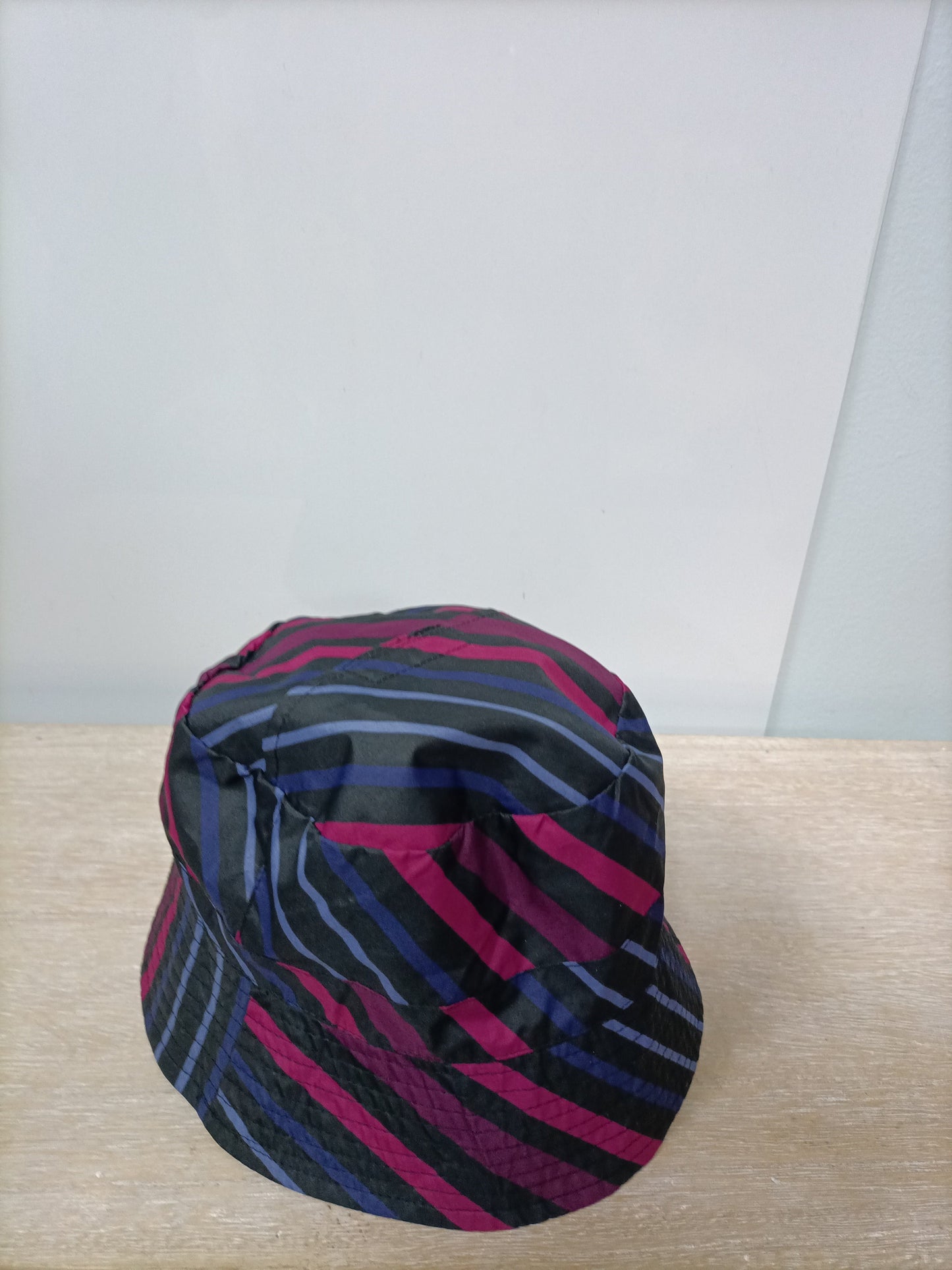 ISOTONER. Reversible black bucket