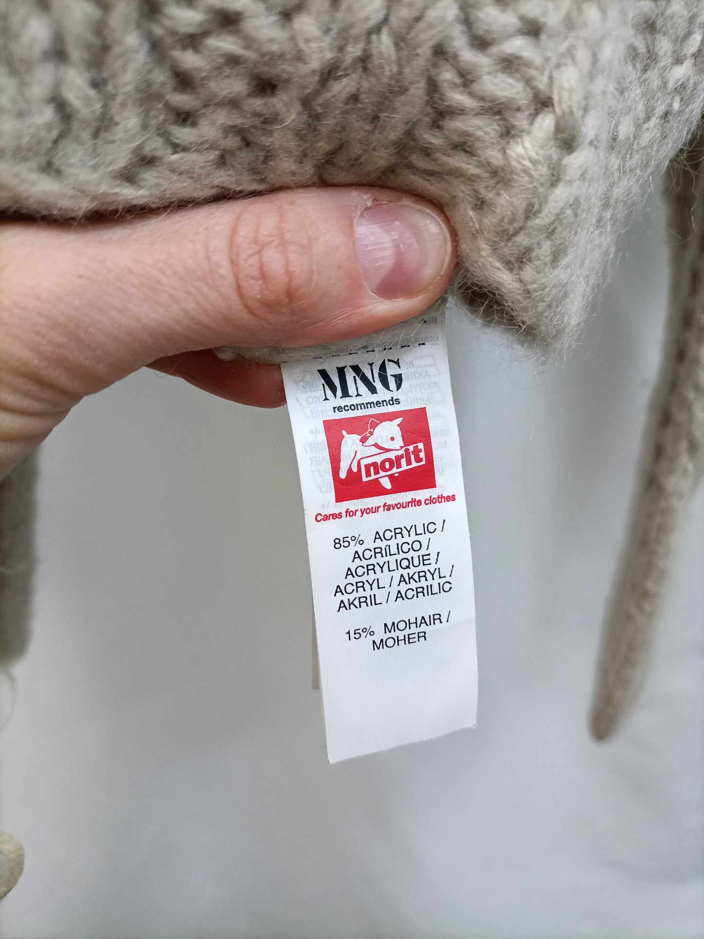 MANGO. Jersey beige troquelado T.s