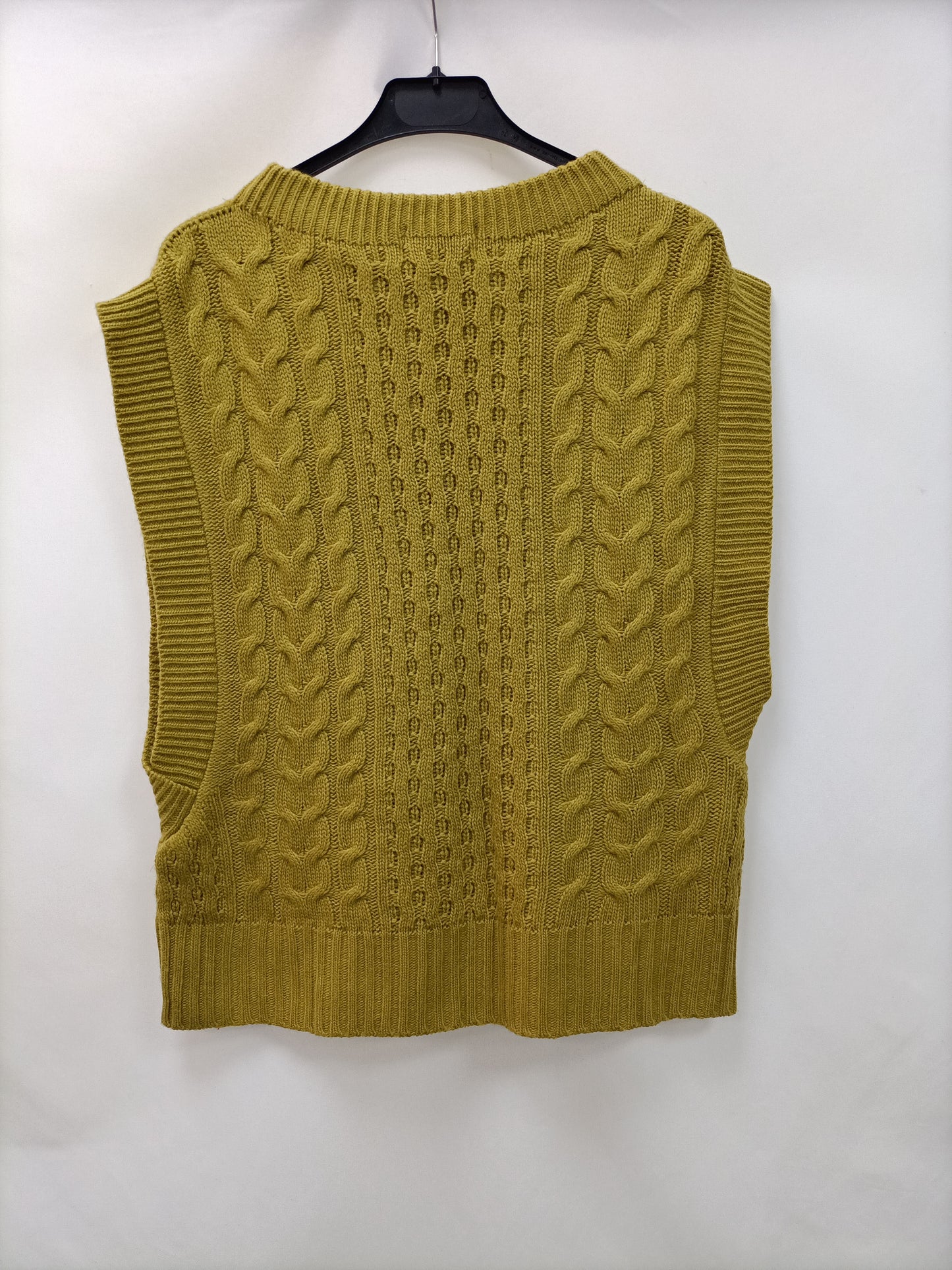 STRADIVARIUS. Chaleco mostaza ochos T.xs