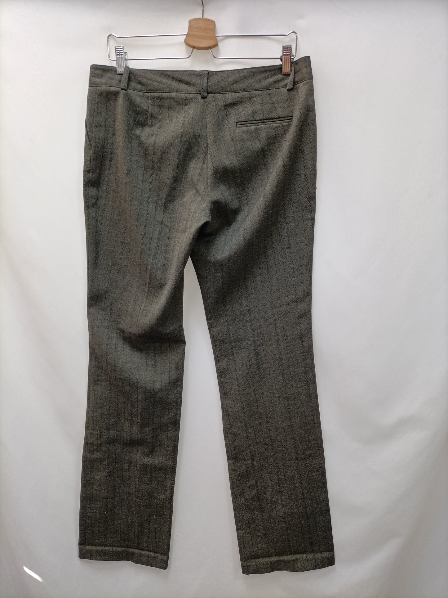 NEW SAKS WOMAN. Pantalón marrón espiga T.40