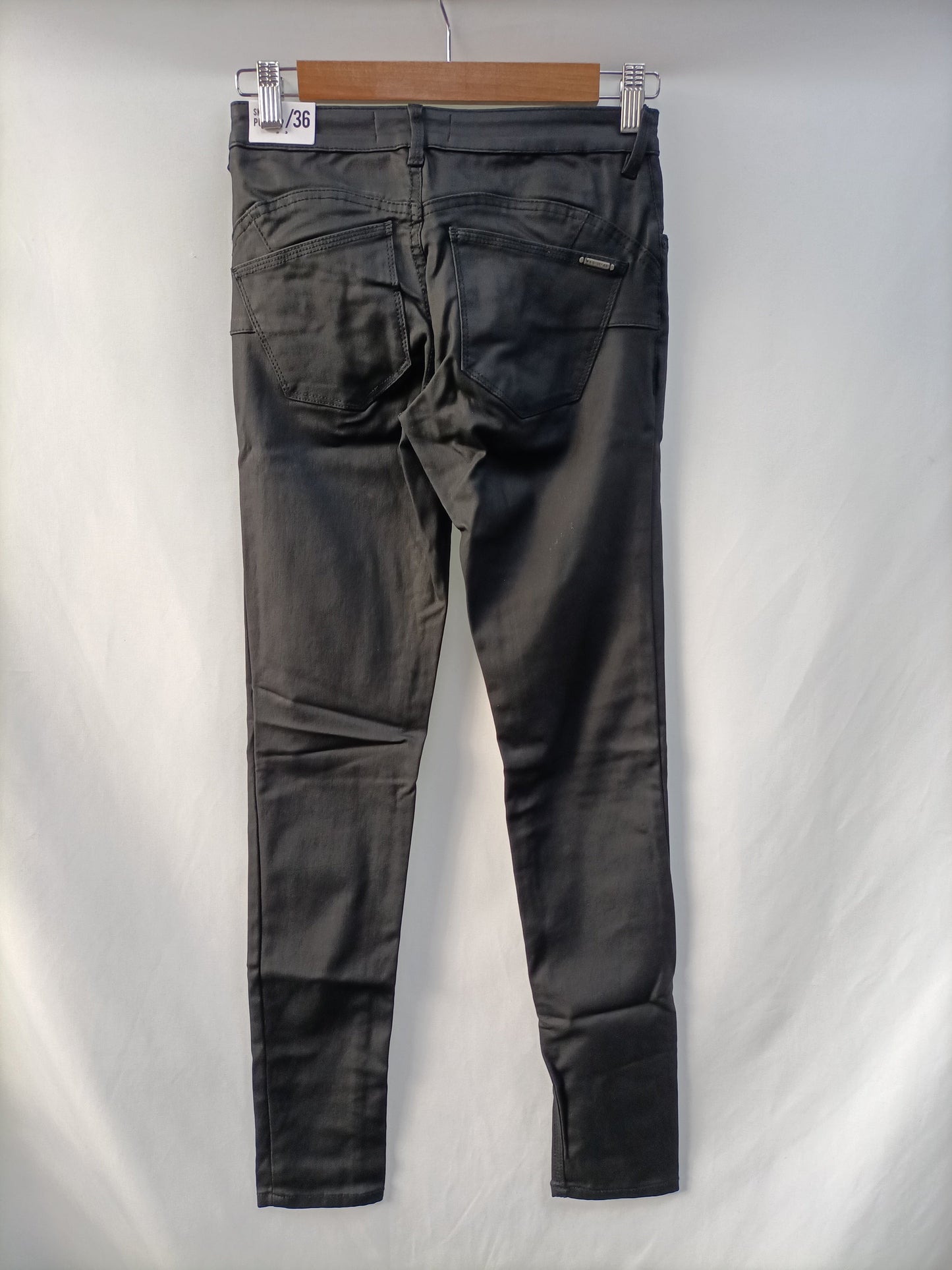 MANGO. Pantalón Negro encerado T.36