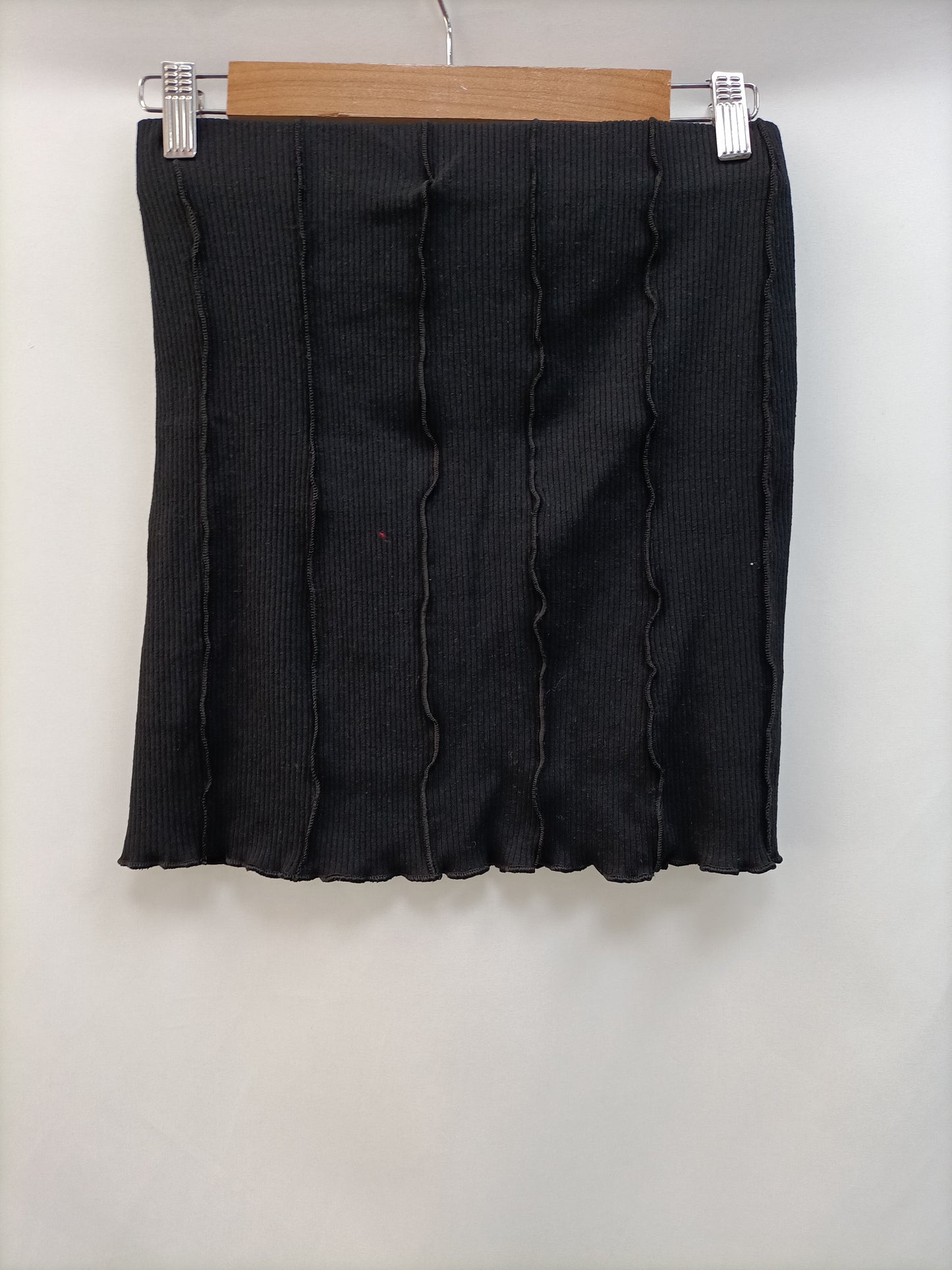 BERSHKA. Falda negra canalé T.m