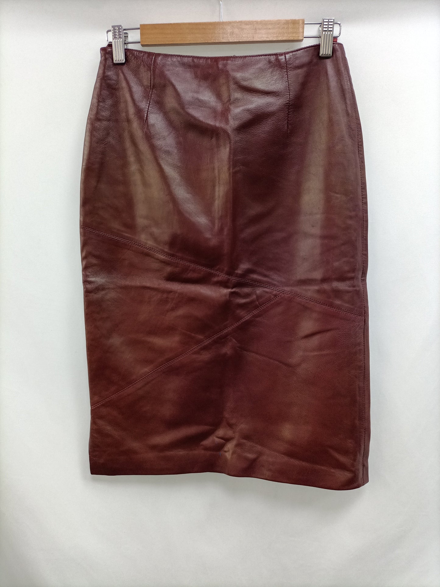 F&CO. Falda burdeos piel T.38