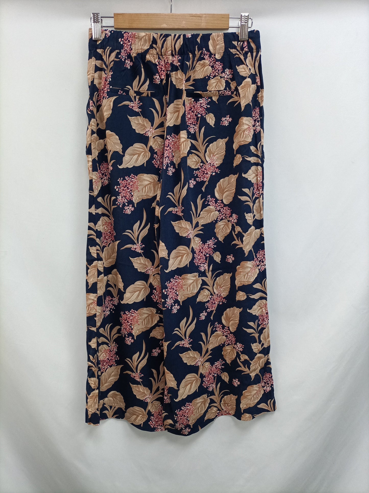 MANGO. Pantalón culotte flores T.s