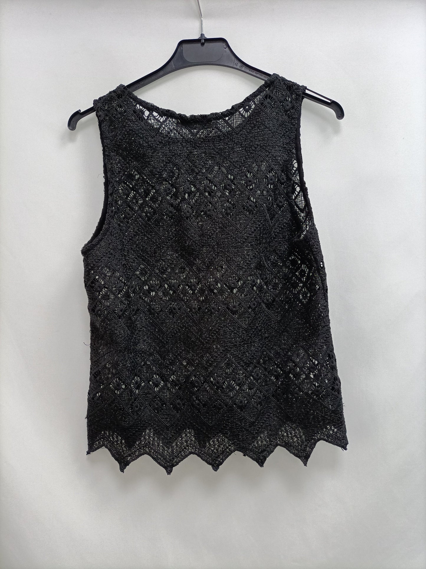 MANGO. Top negro troquelado T.s