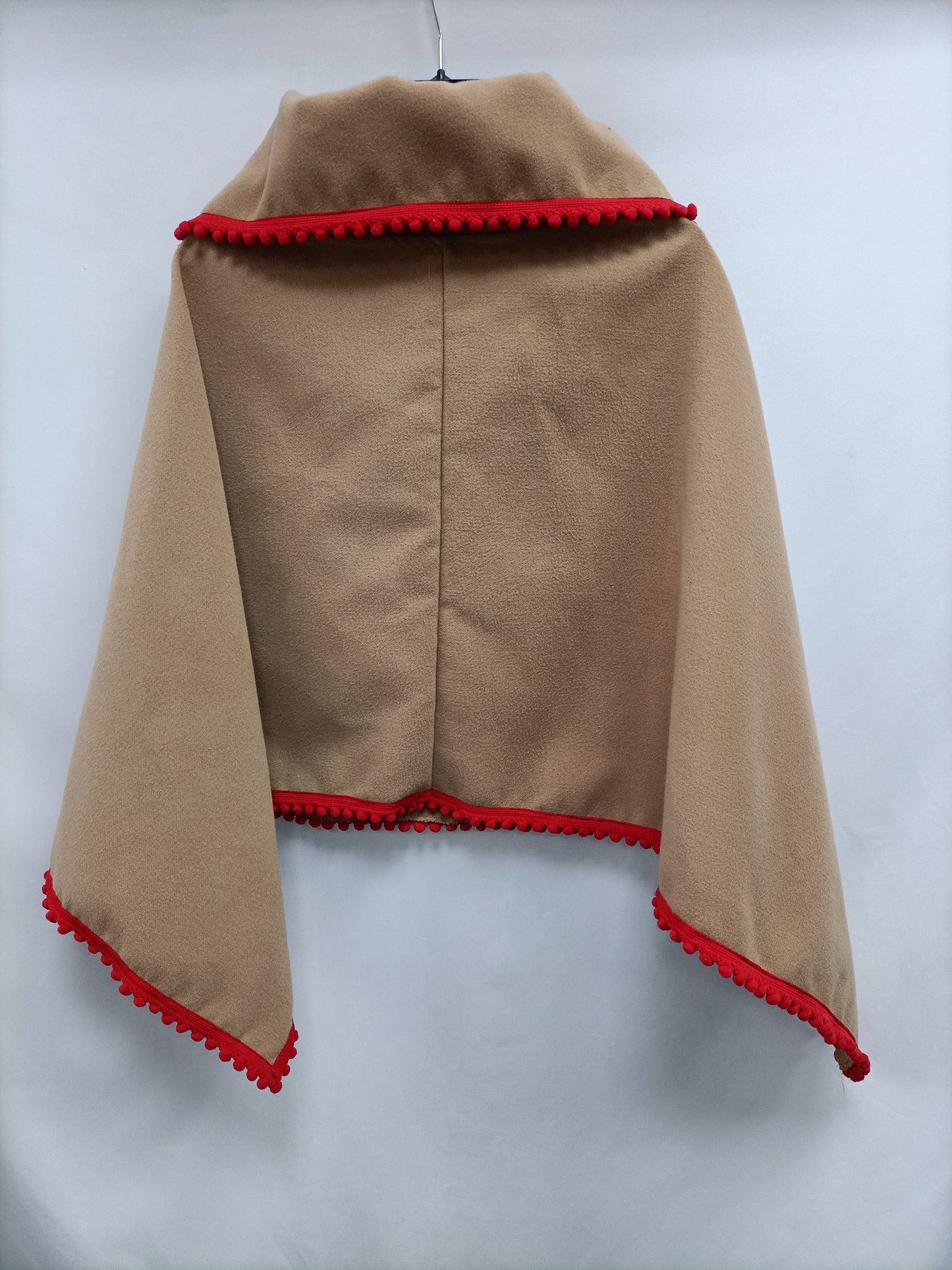 FRANCISCO PAVÓN.Capa camel ribete rojo TU