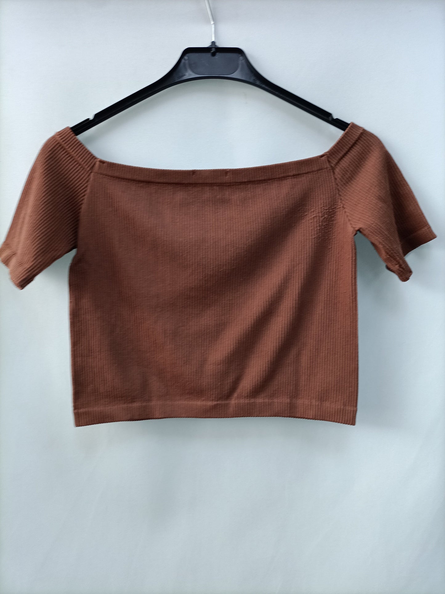 STRADIAVARIUS. Croptop marrón canalé T.m(tara)