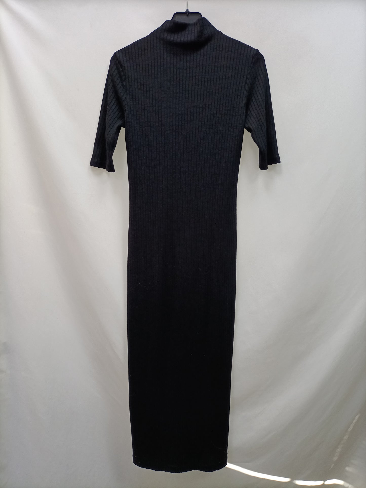 MASSIMO DUTTI. Vestido negro canalé T.s