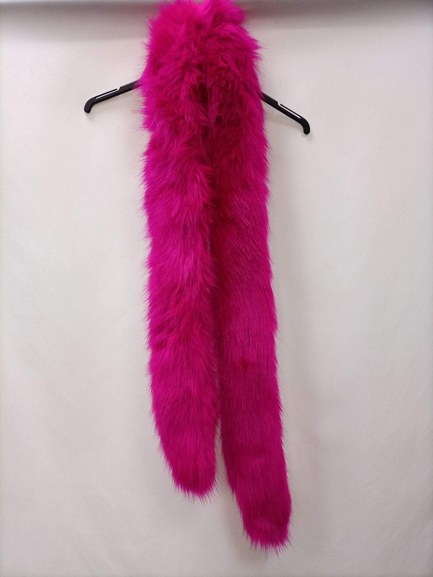 OTRAS. Cuello de pelo rosa