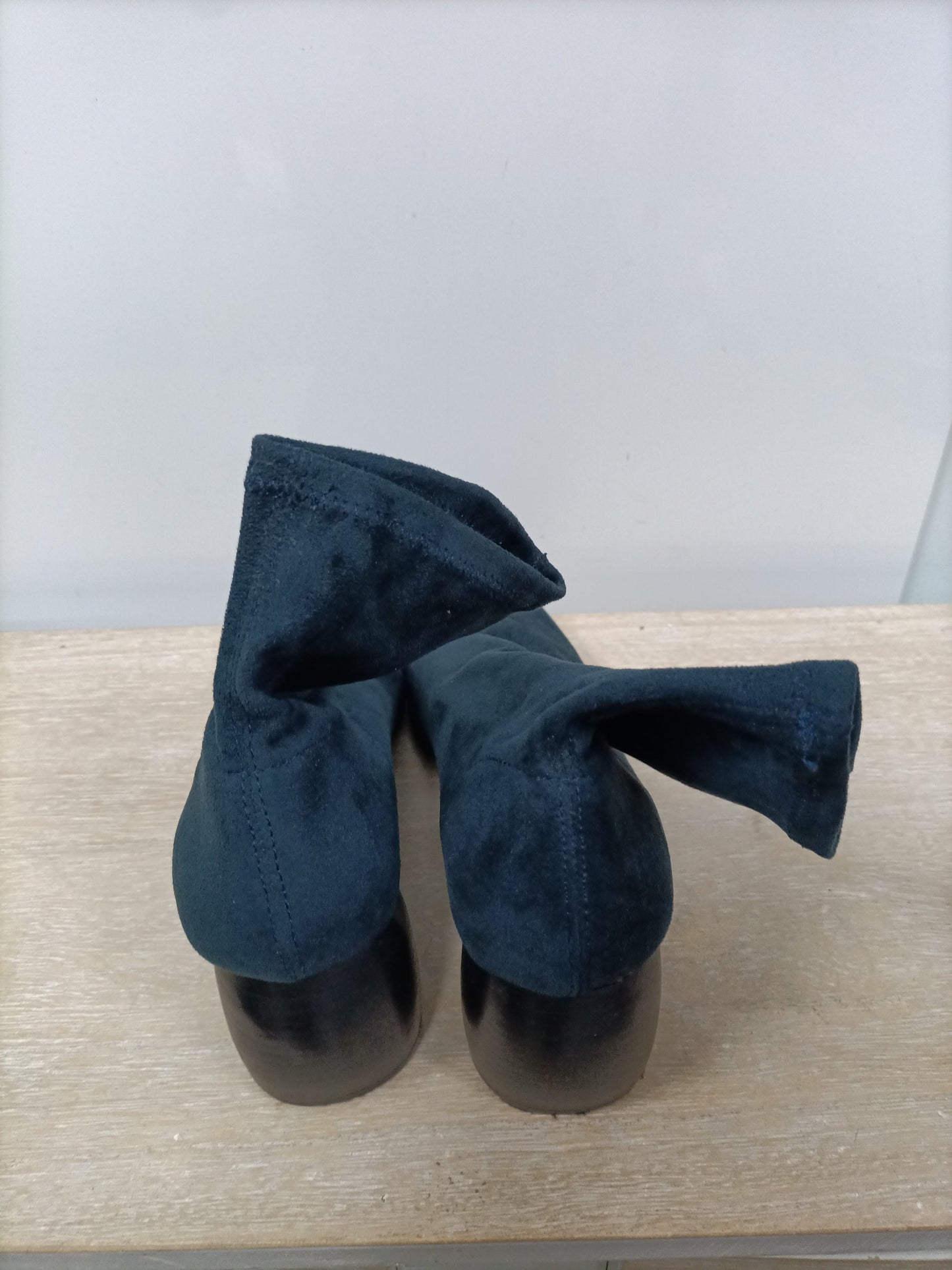 BERSHKA. Botín antelina verde T.40