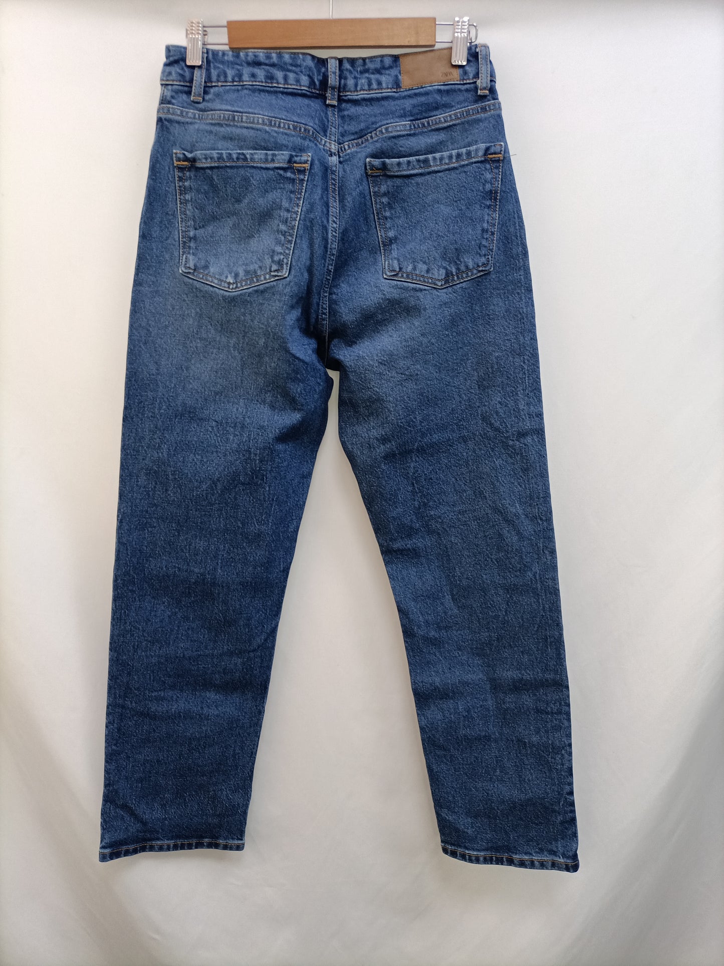 ZARA.Vaqueros rectos T.38