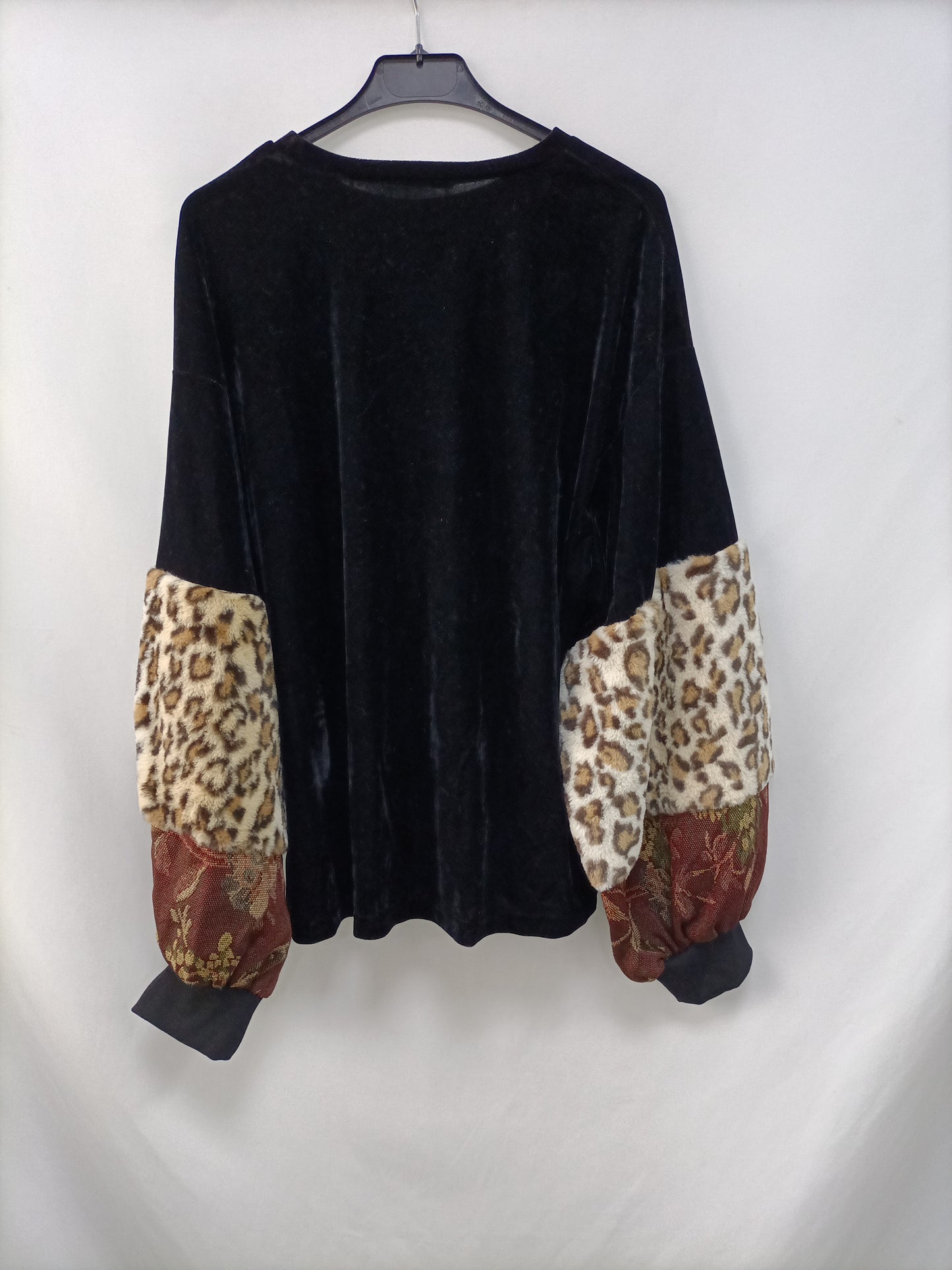 ZARA. Sudadera negra terciopelo T.s