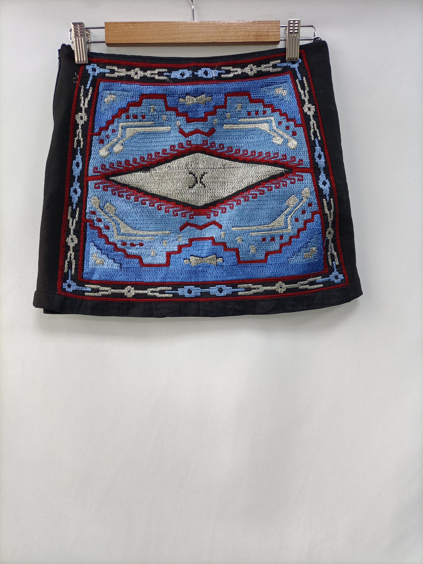 ZARA. Falda corta bordada T.m