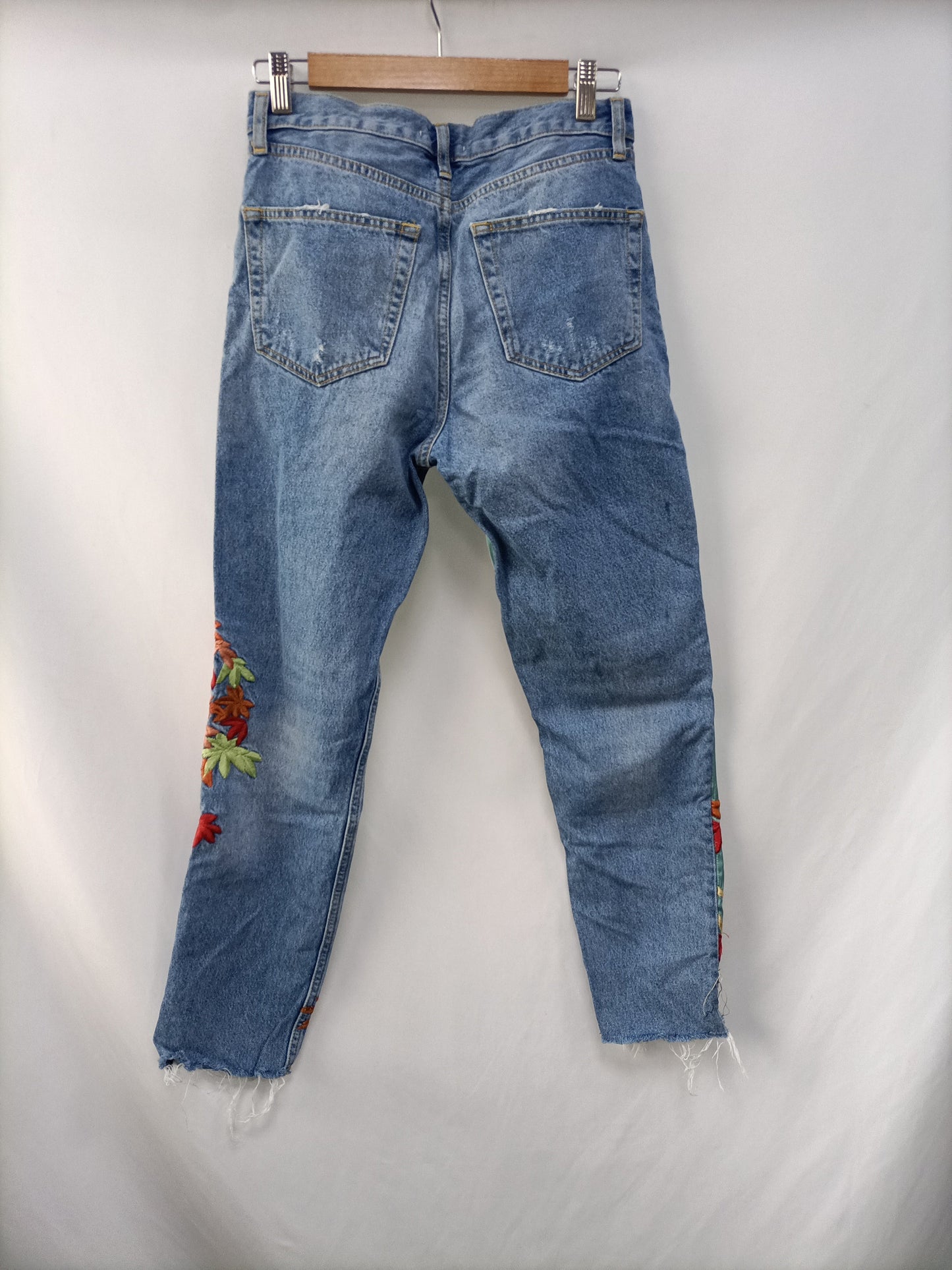 ZARA. Pantalón denim bordados T.36