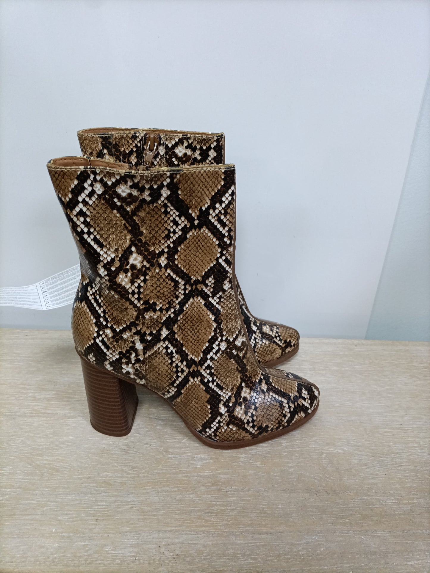 MANGO. Botines animal print T.38