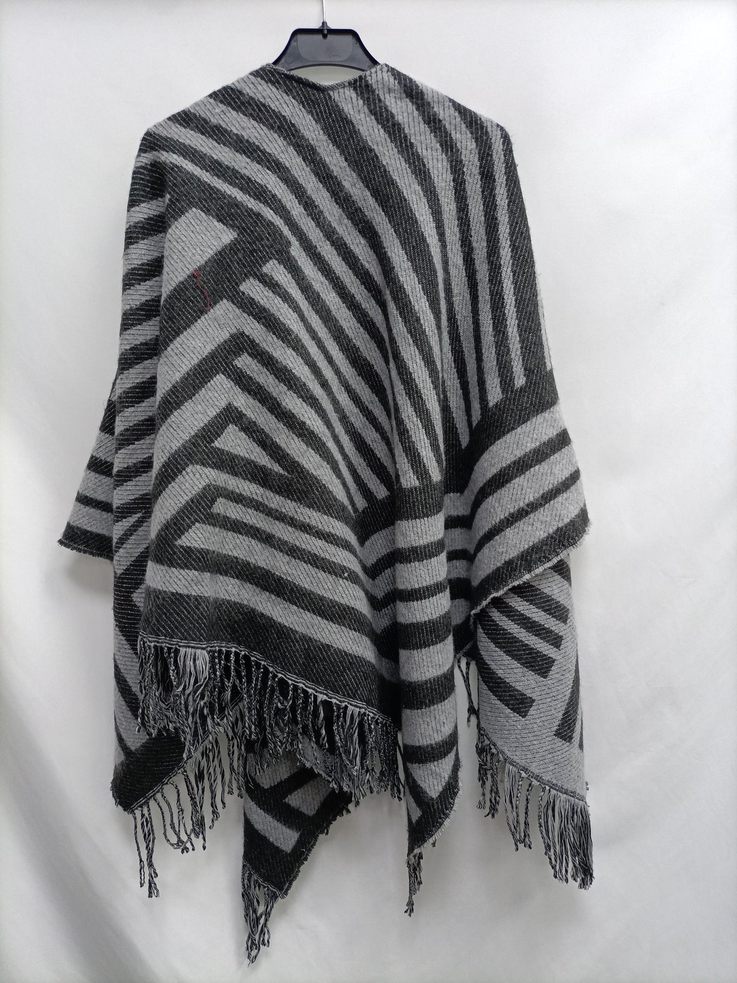 STRADIVARIUS. Poncho maxi tonos grises