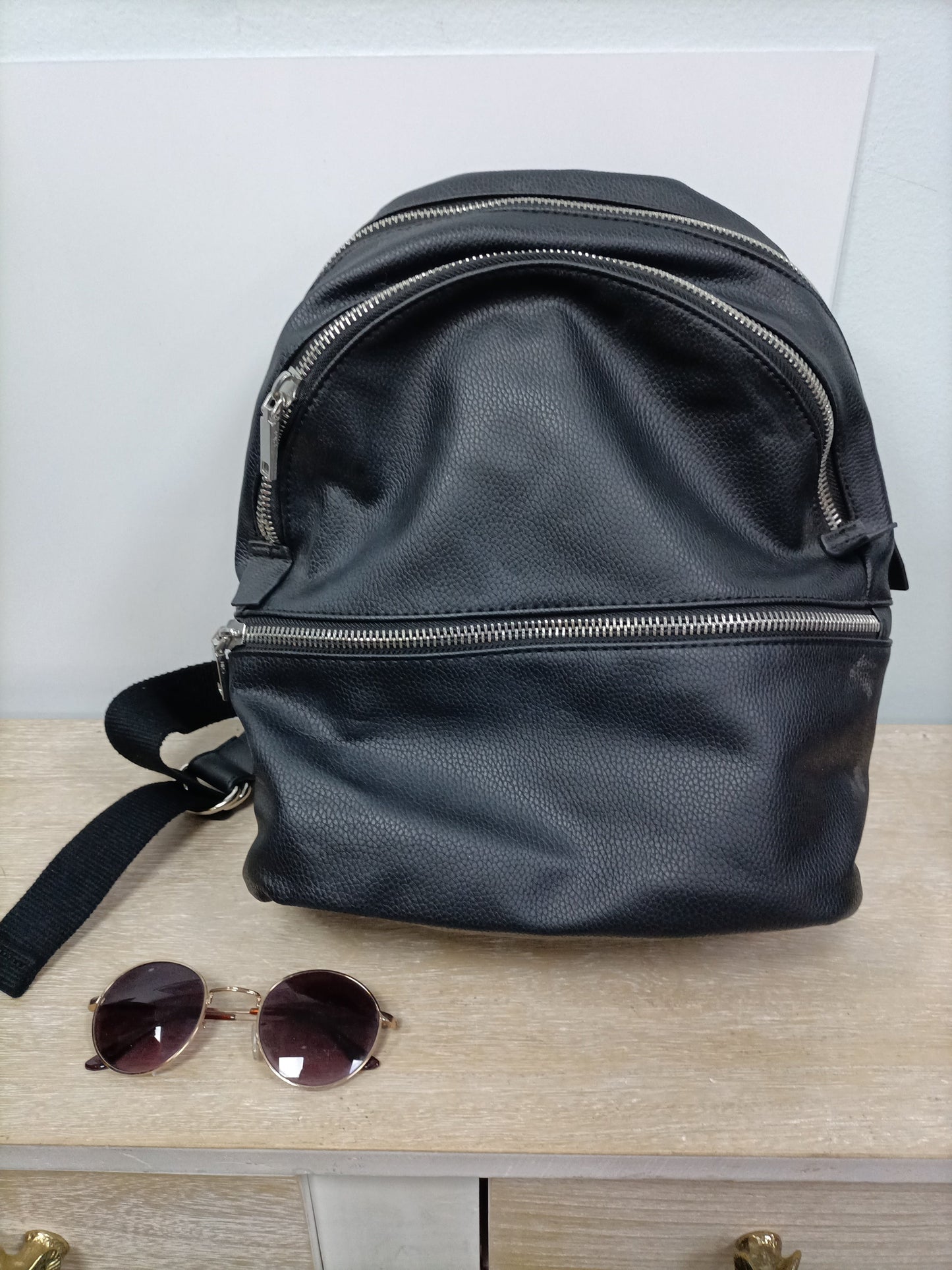 OTRAS. Mochila negra polipiel