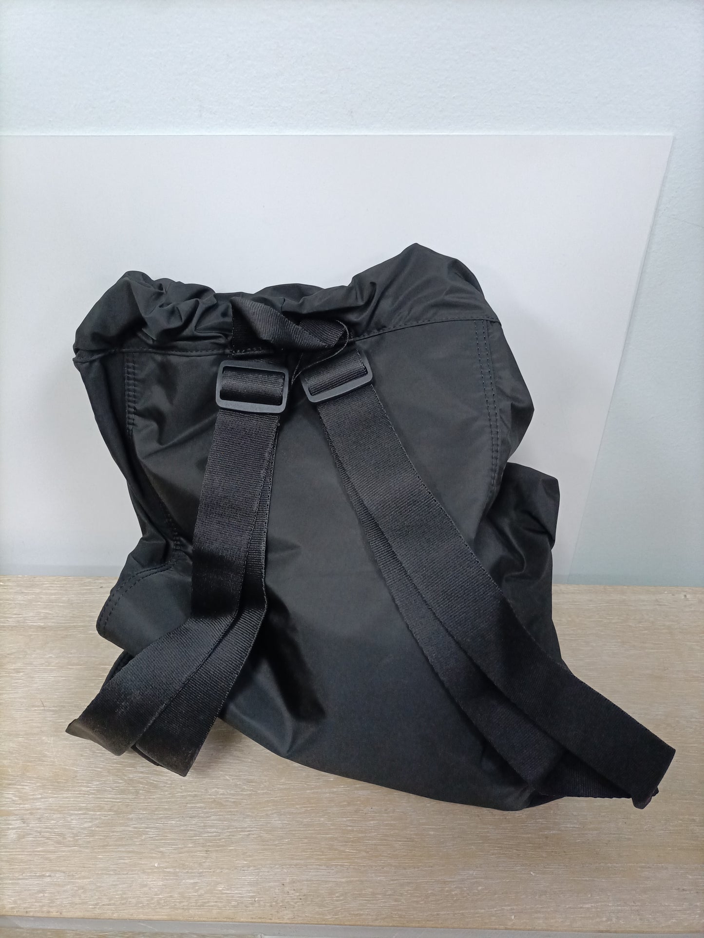 ADIDAS BY STELLAMCCARTNEY. Mochila negra deportiva