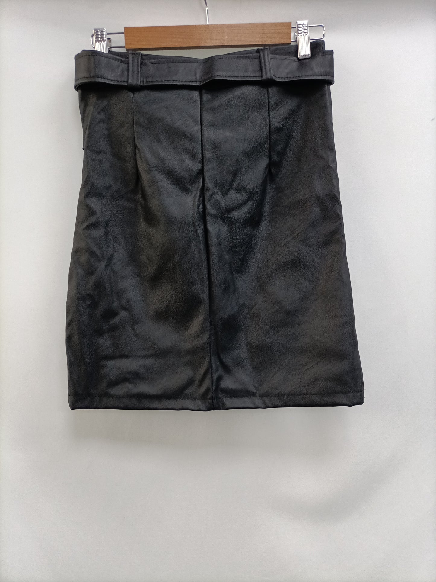 OTRAS. Falda negra polipiel T.m