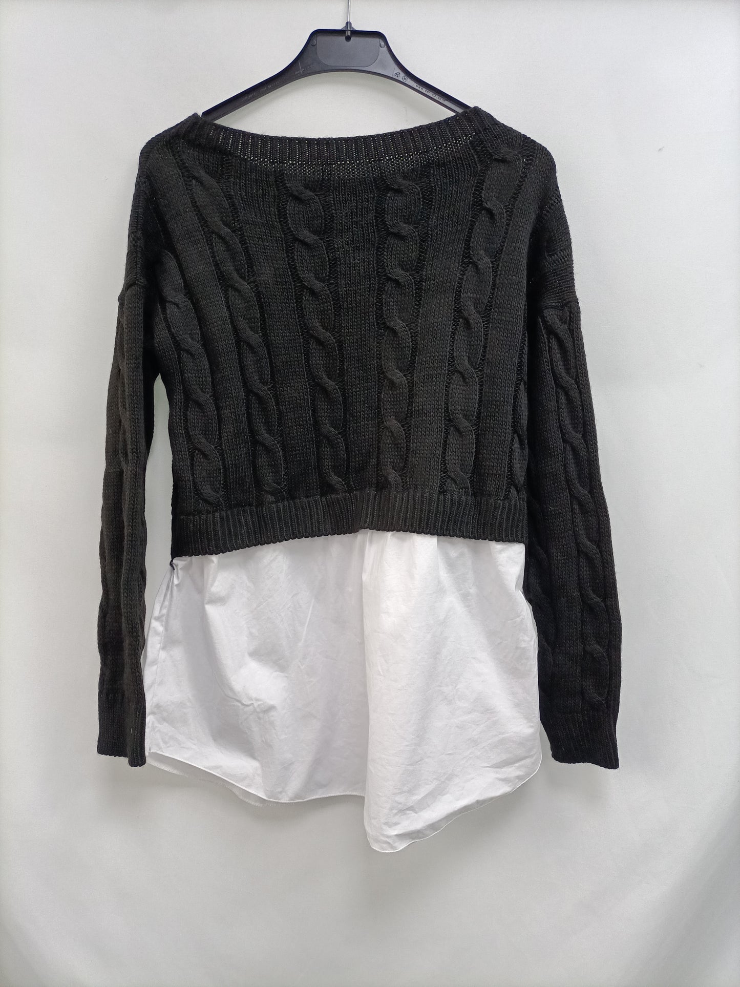 OTRAS. Jersey negro con camisa Tu(s)