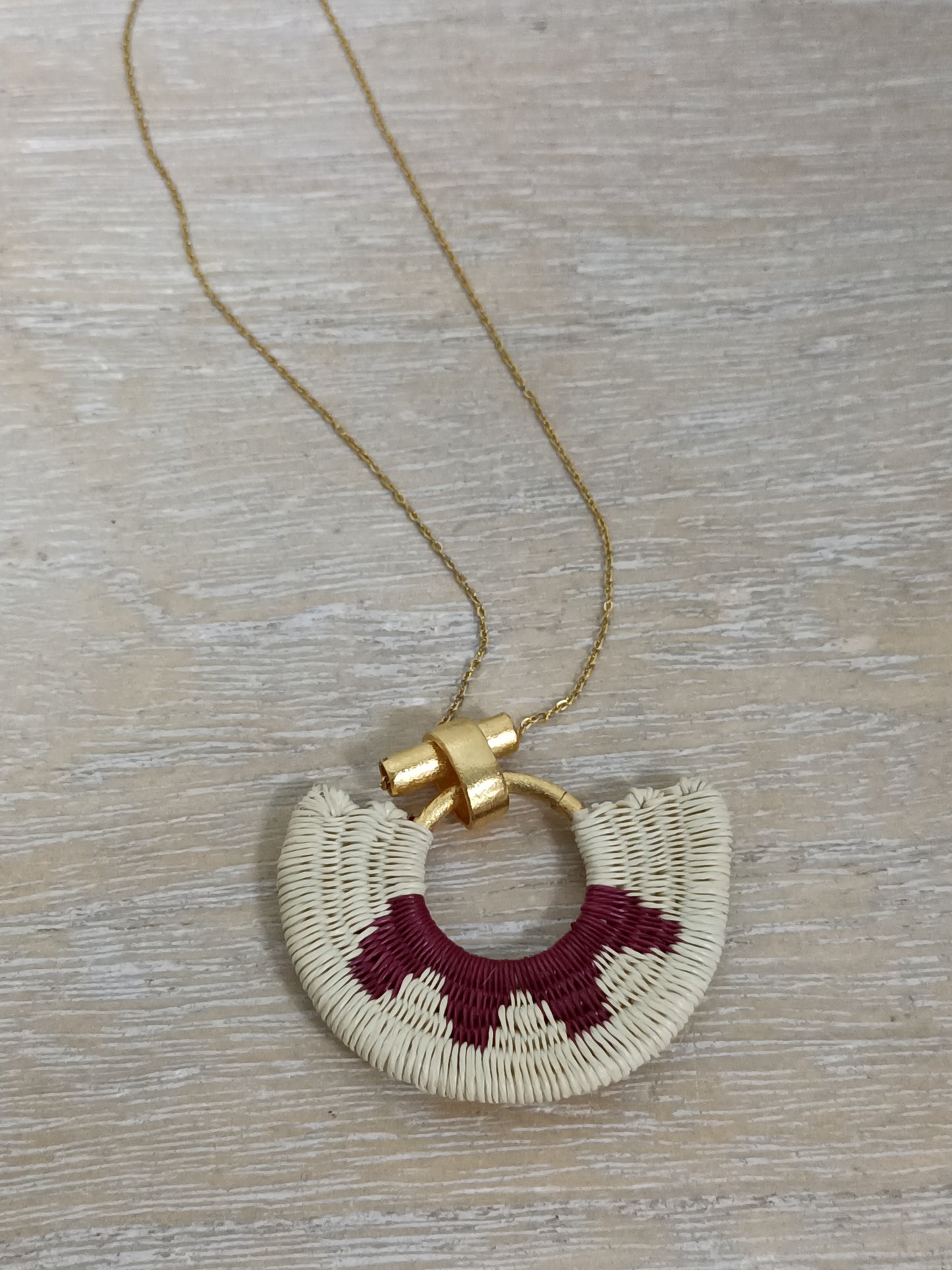 OTHERS. Gold and raffia pendant