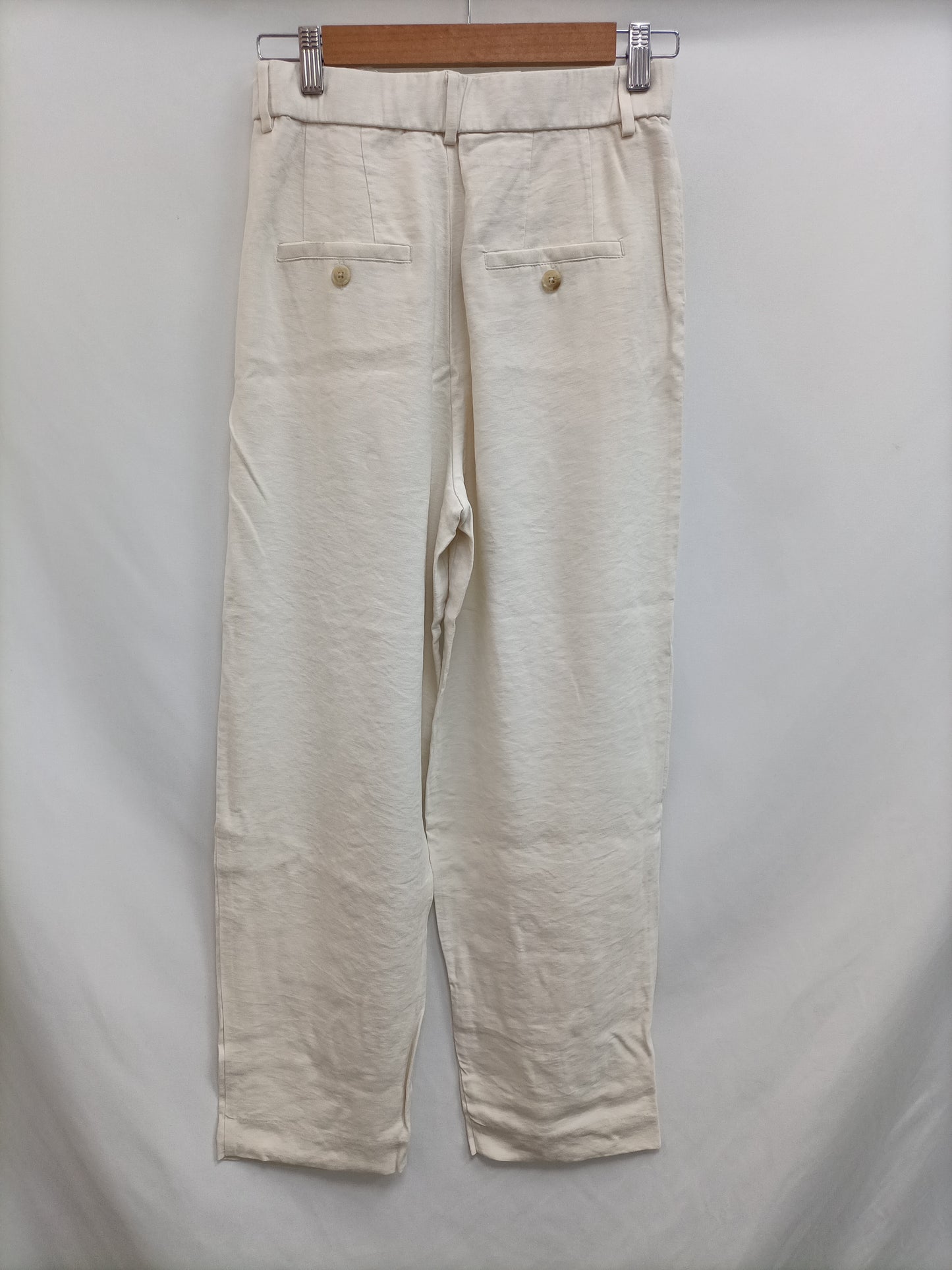 H&M. Pantalón beige fluido T.38