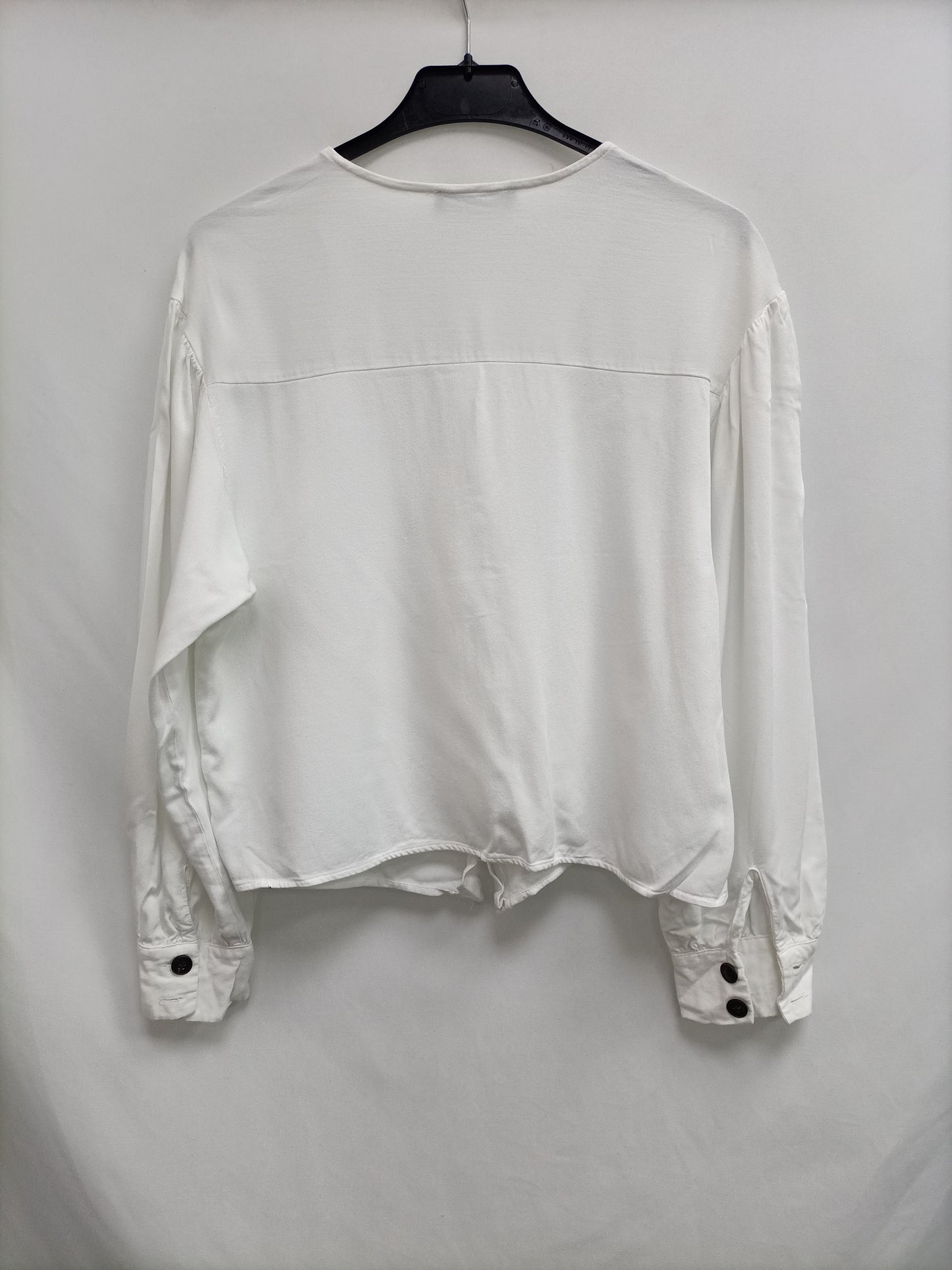 BERSHKA. Blusa blanca botones T.m