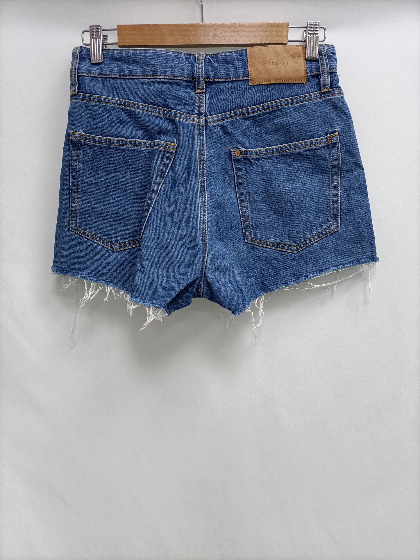 H&M. Shorts vaquero botones T.36
