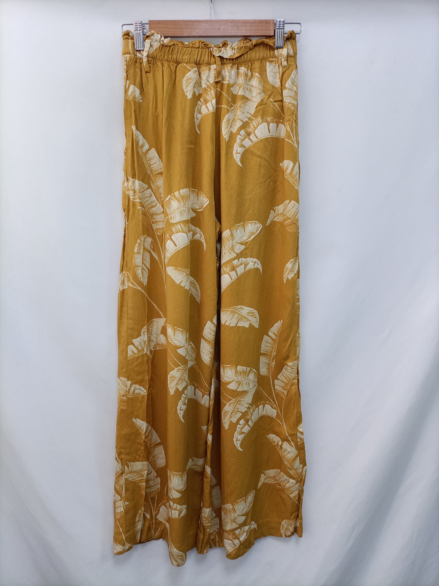 H&M. Pantalón fluido hojas T.36