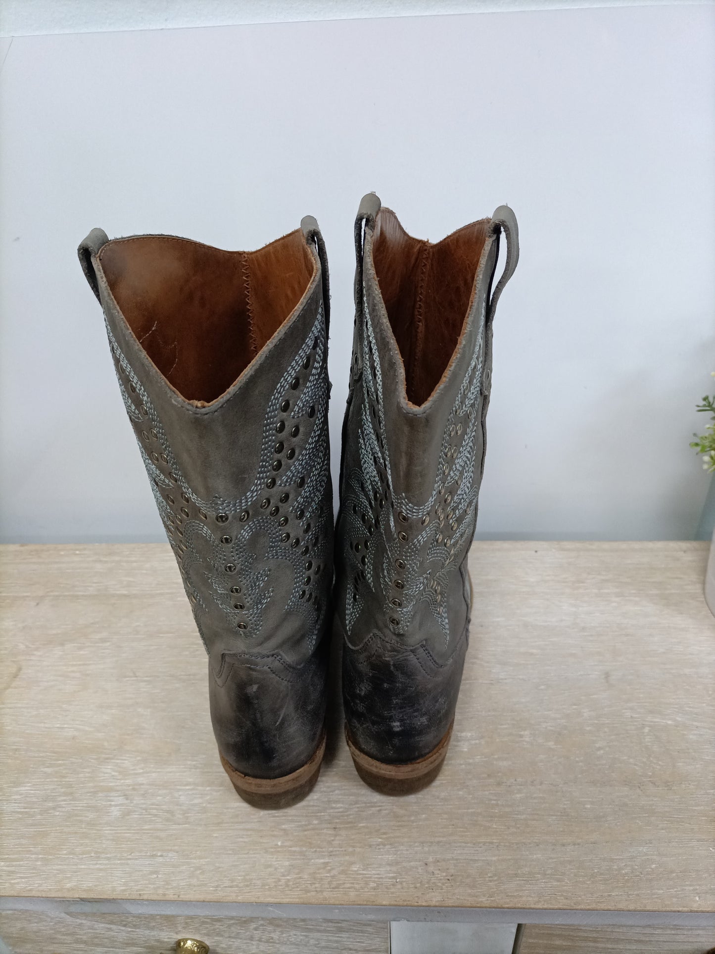 HAKEI. Botas grises tachuelas T.38 (tara)