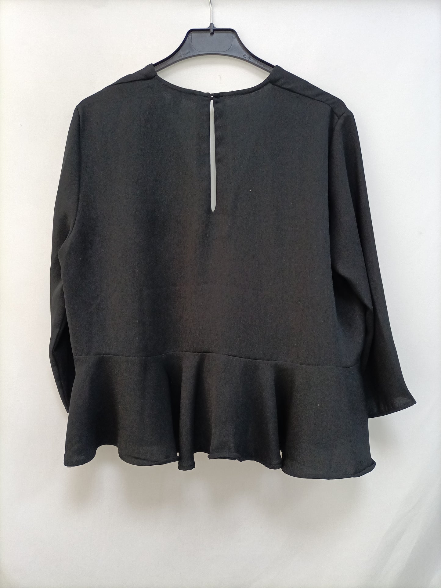MANGO. Blusa negra volante T.l