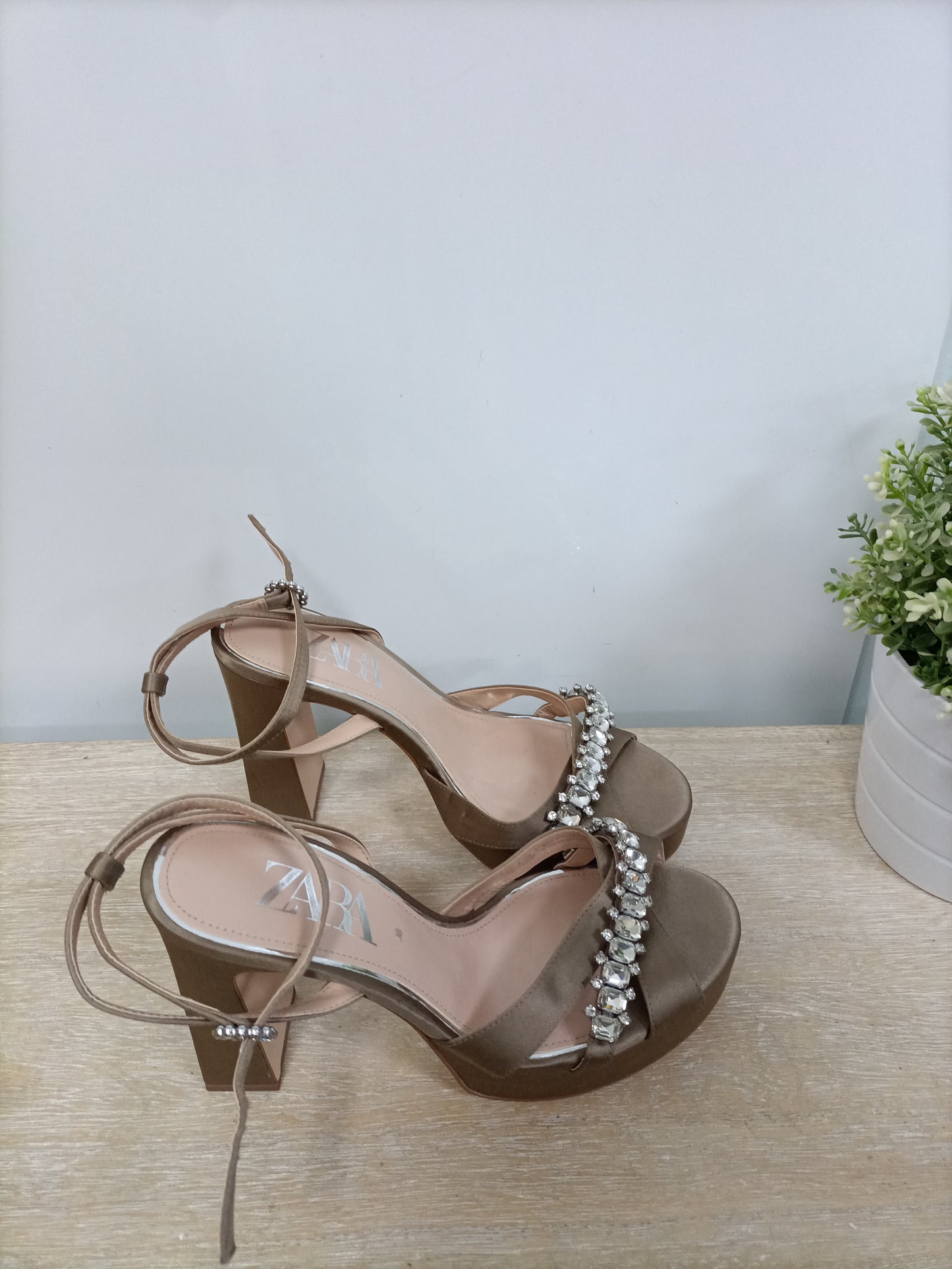 ZARA. Sandalias pedrería T.38