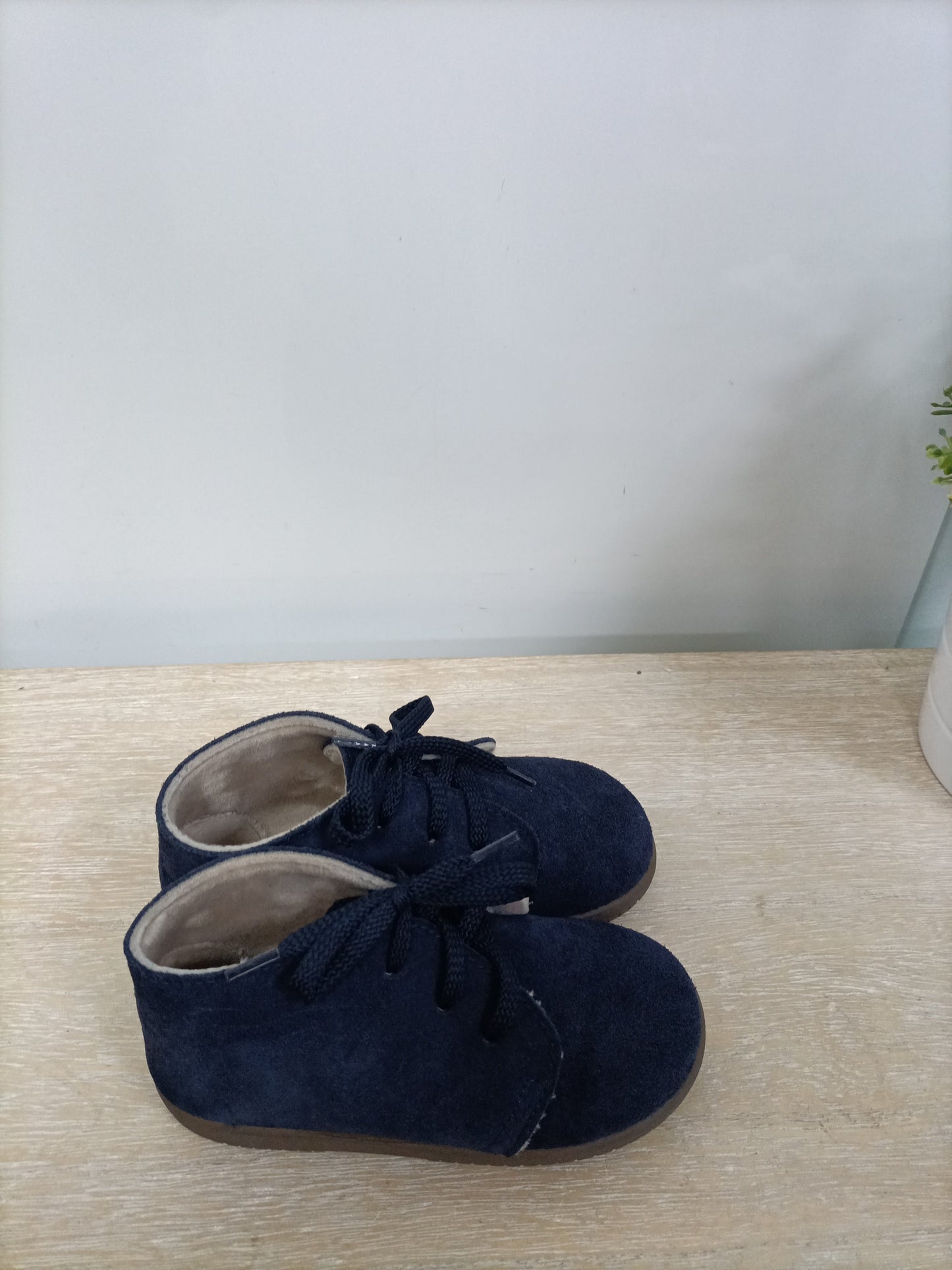 PISAMONAS. Botitas azules cordones T.27