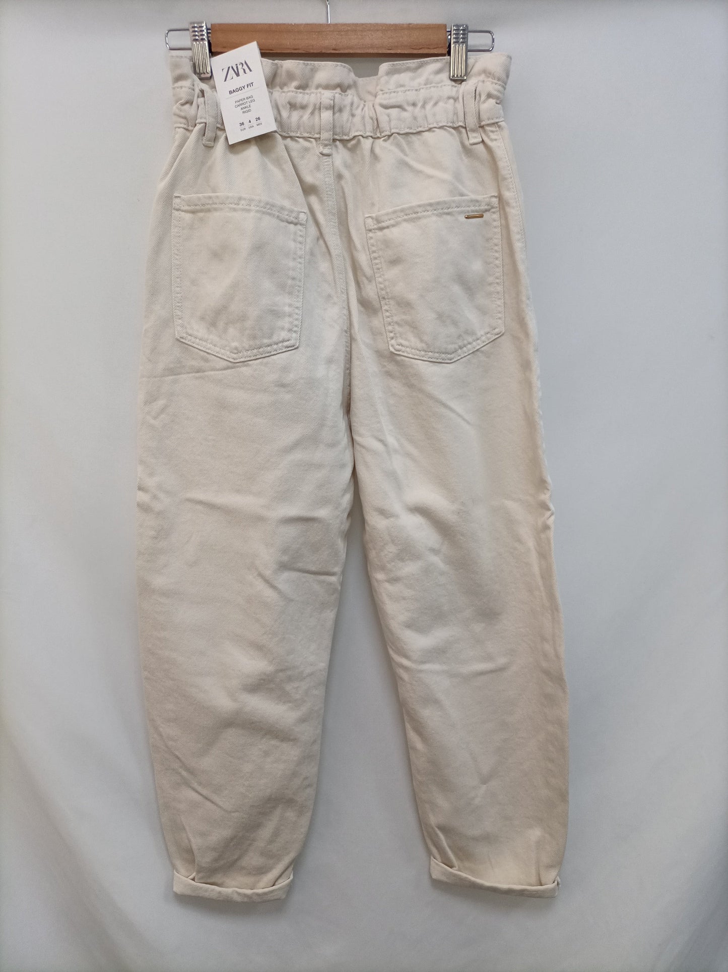 ZARA. Pantalón baggy beige T.36