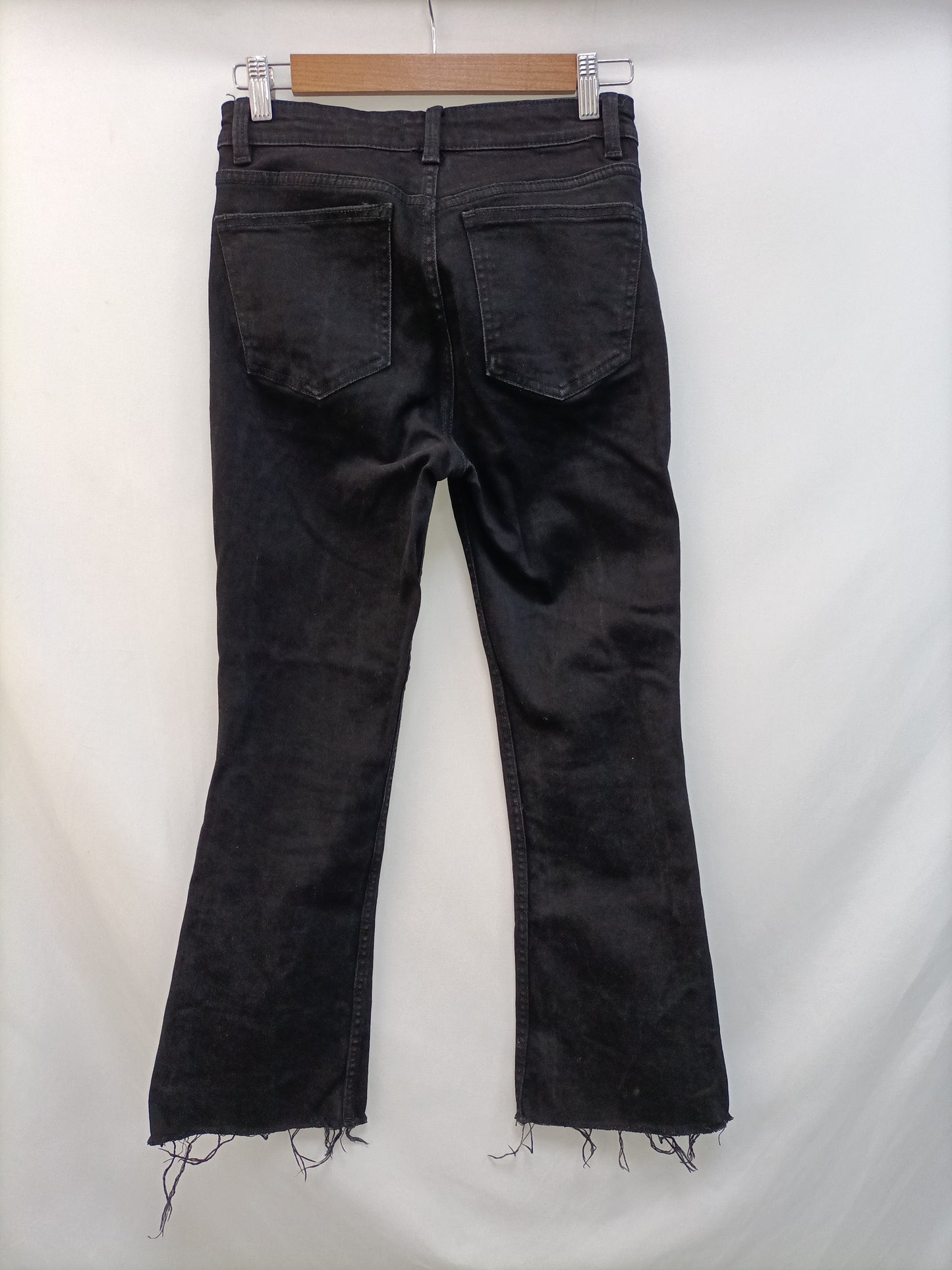 ZARA. Pantalón negro acampanado T.36