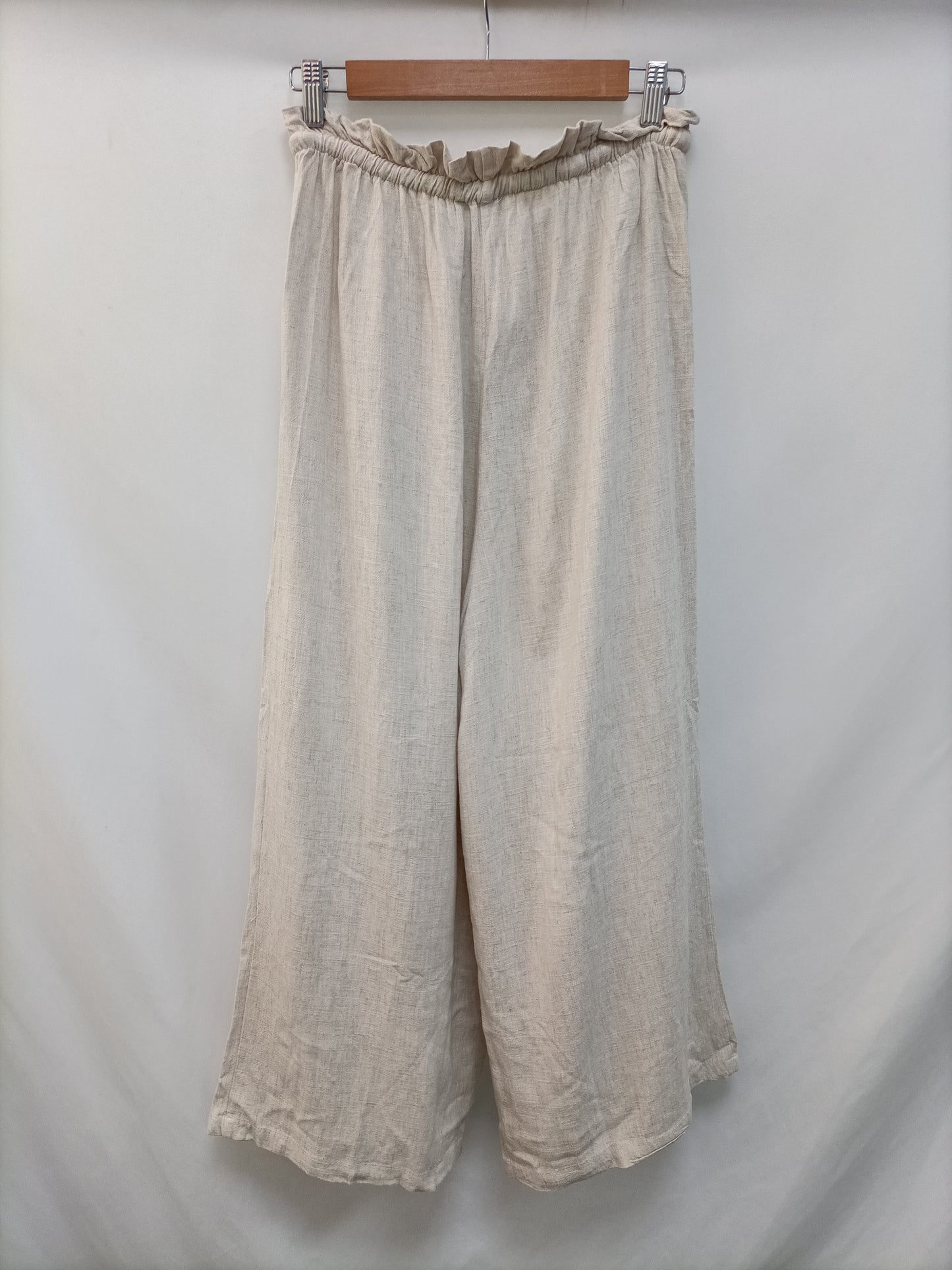 PULL&BEAR. Pantalón beige fluido T.m