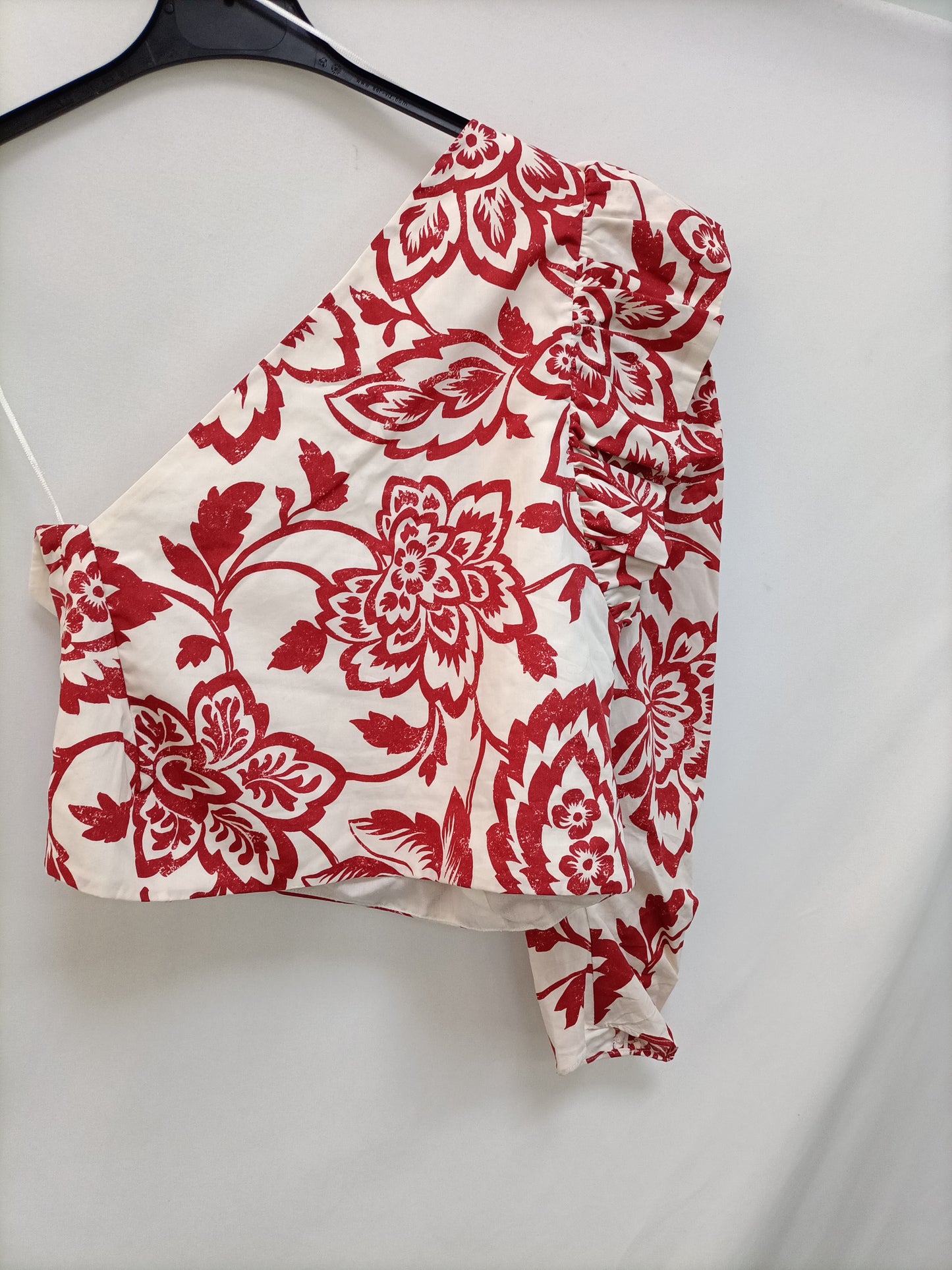 ZARA. Top asimétrico beige flores T.xl