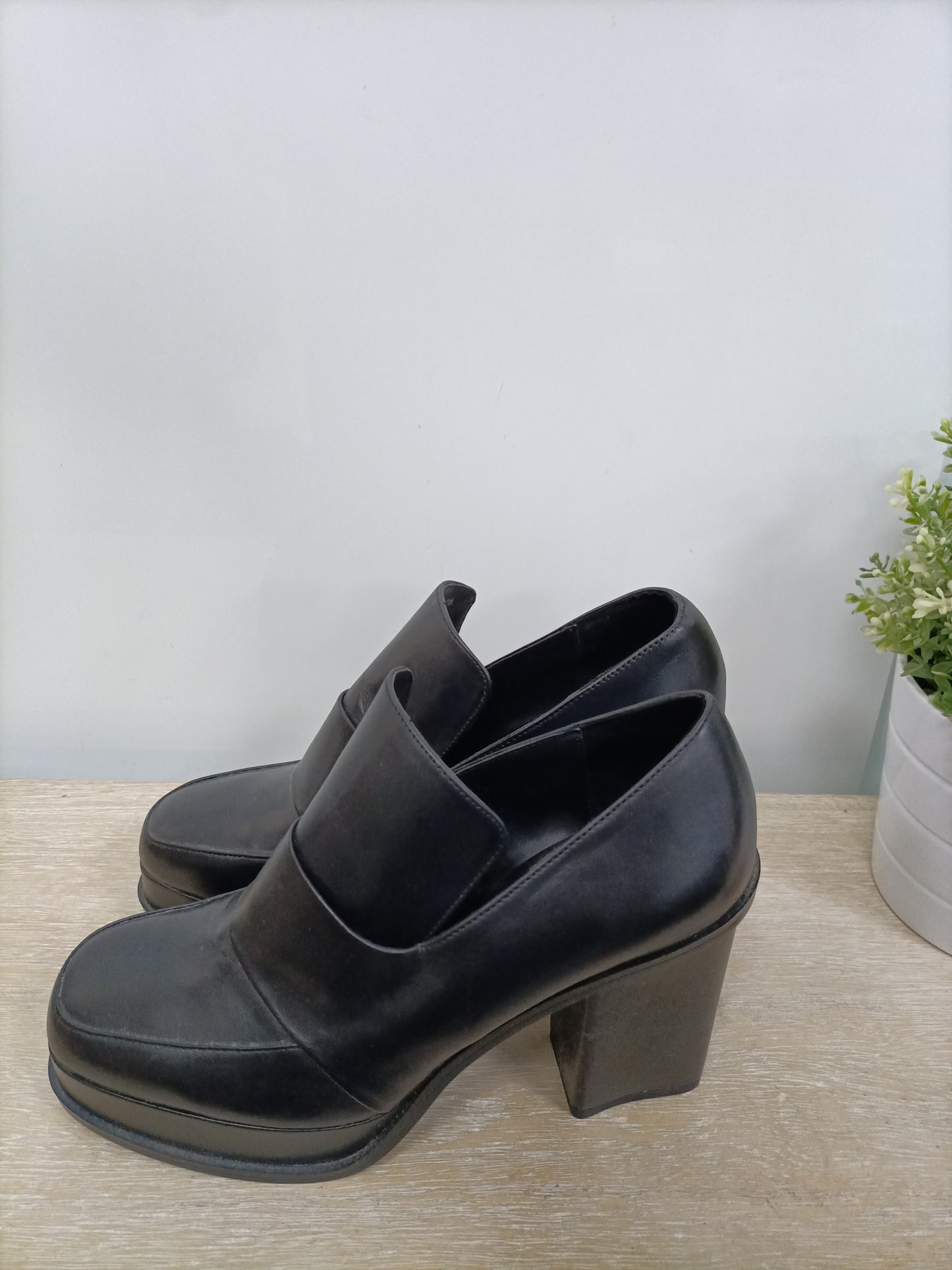 ZARA. Zapatos negros de tacón T.39