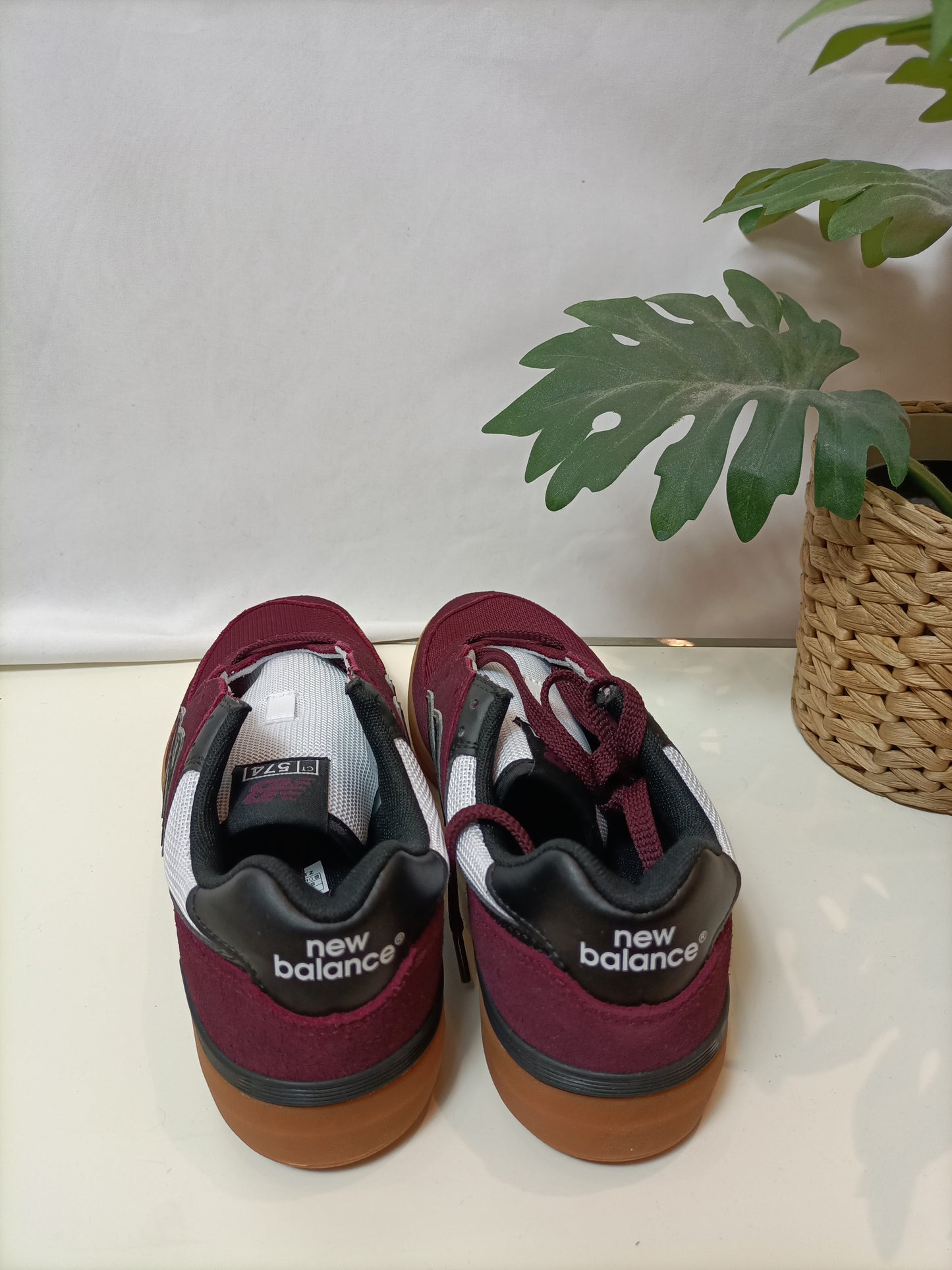 NEW BALANCE. Zapatillas burdeos modelo 574 T.38.5