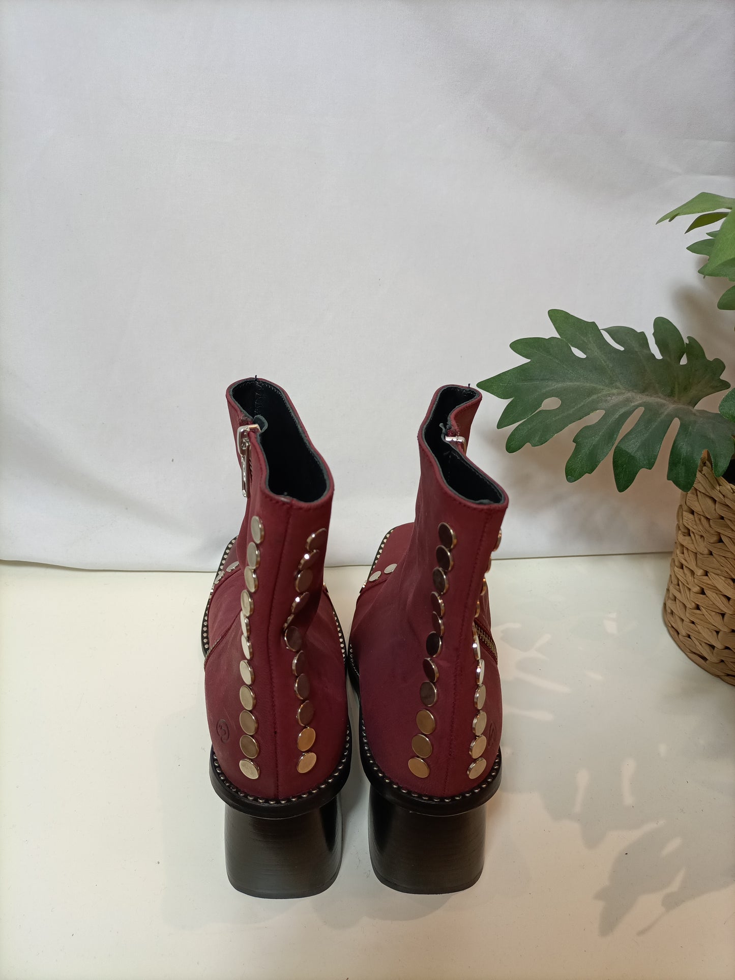 MICUIR. Botines burdeos tachuelas T.38