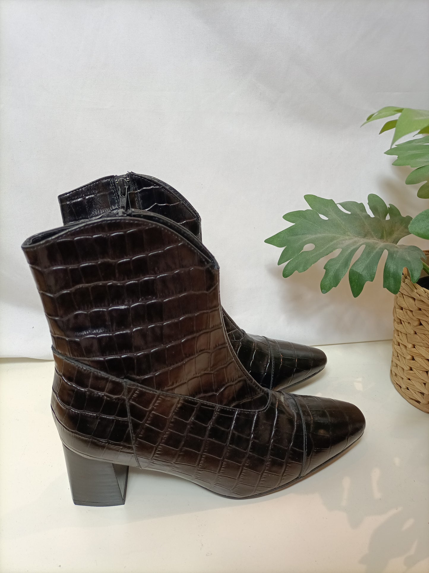 MICUIR. Botines negro piel T.38