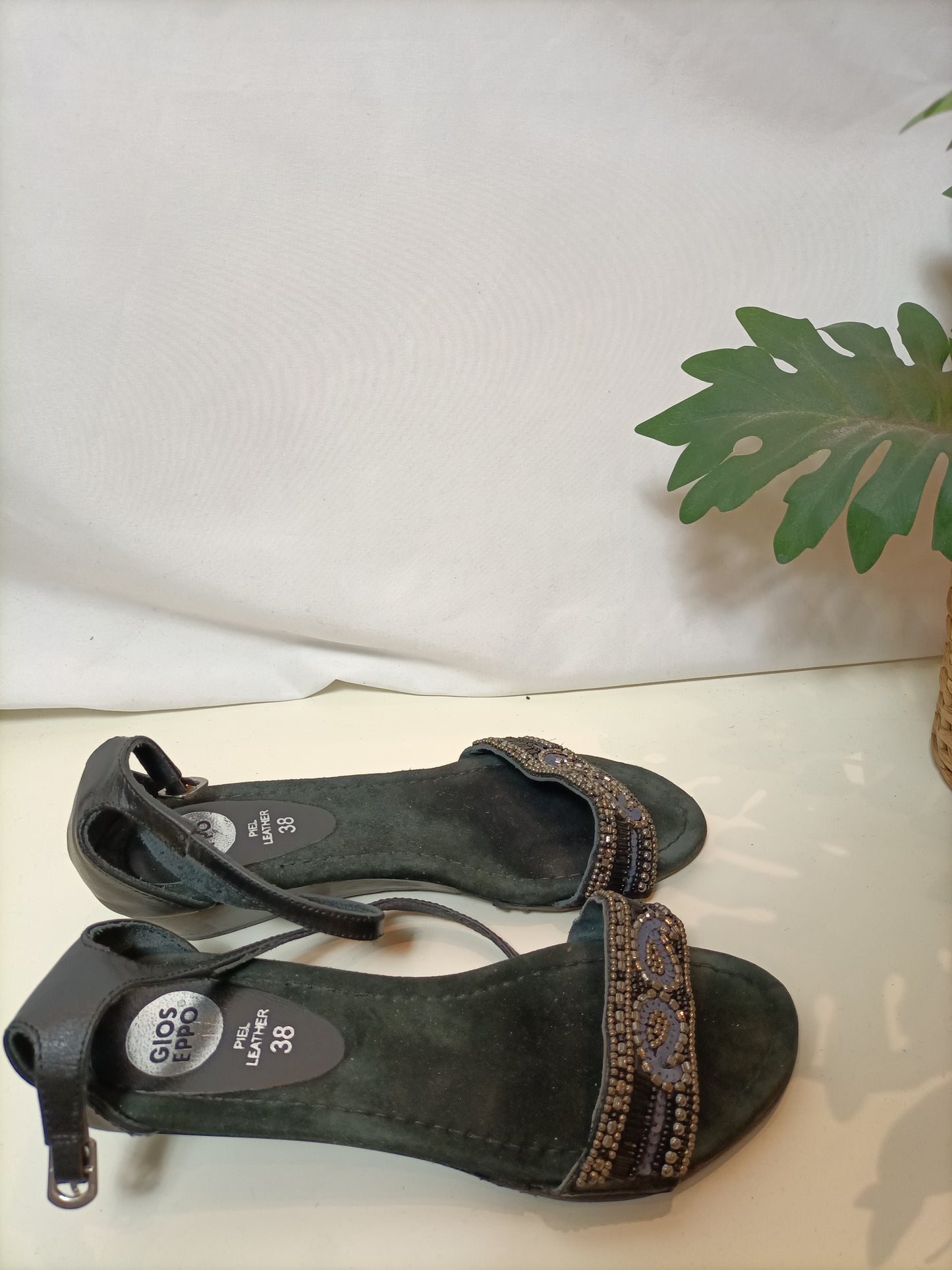 GIOSEPO. Sandalias piel abalorios T.38