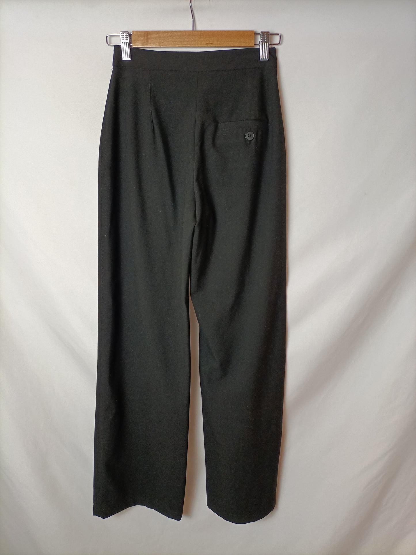 BERSHKA. Pantalón ancho negro T.34