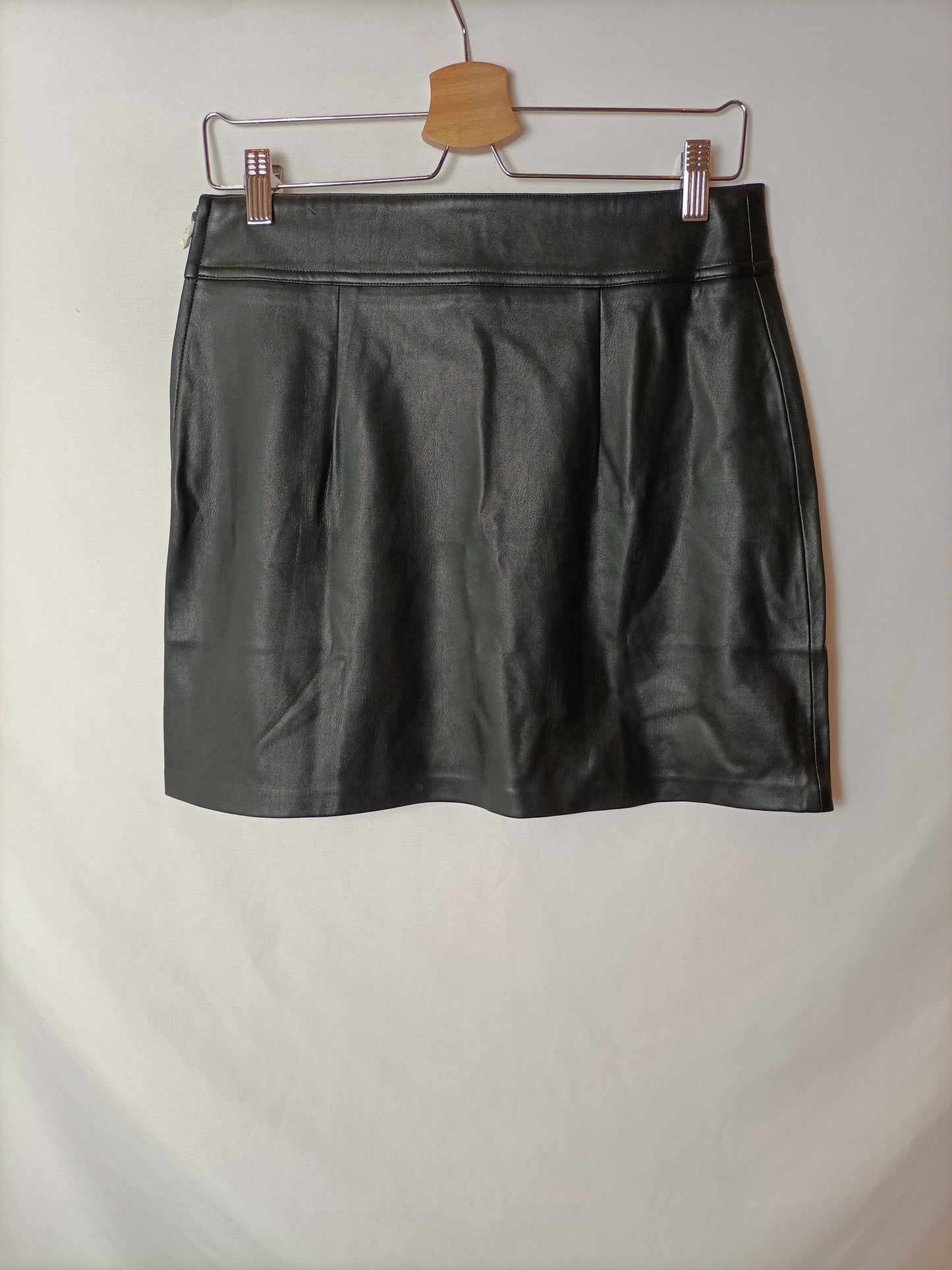 MANGO. Falda negra efecto piel T.m