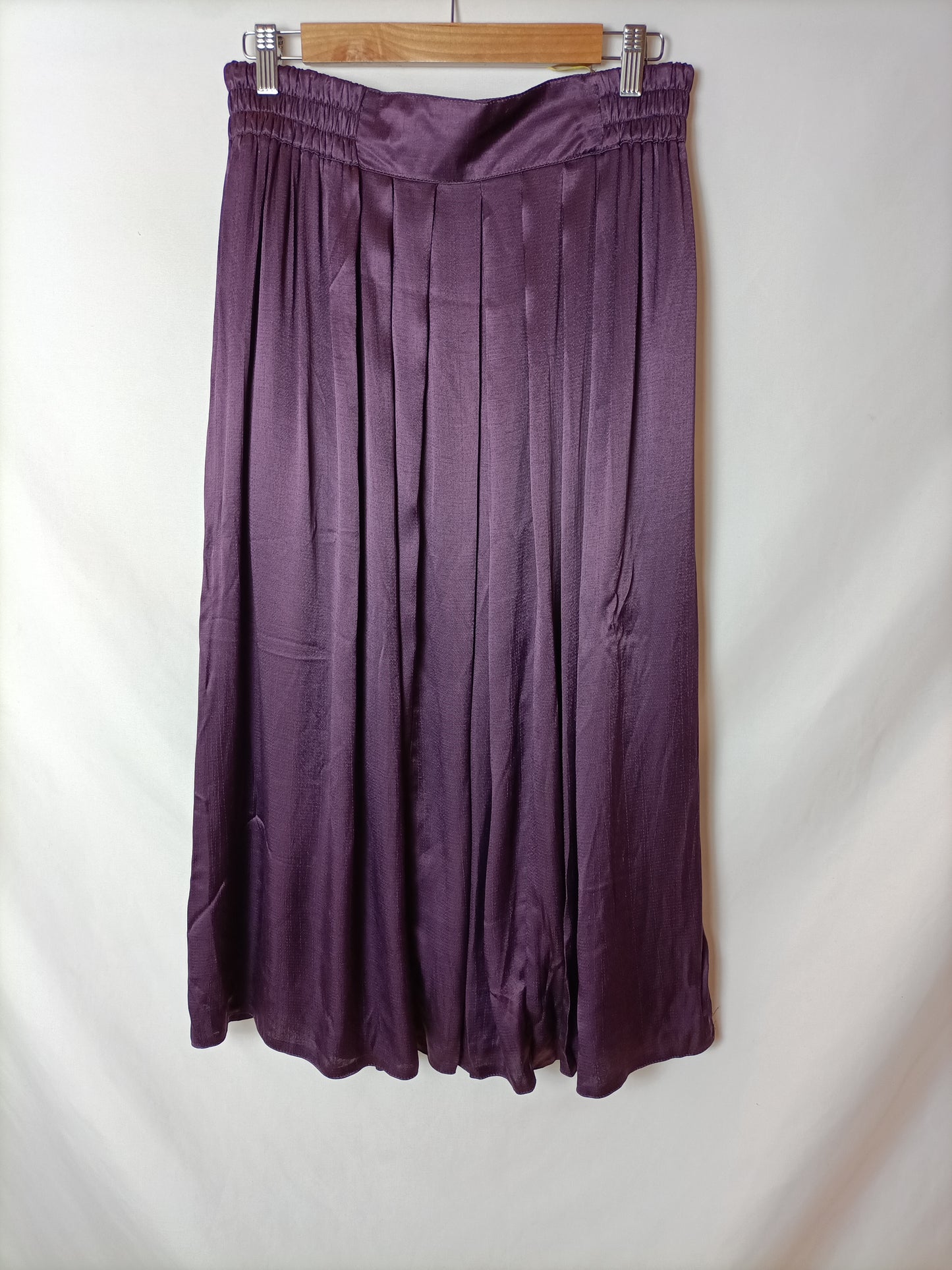 OTRAS. Falda midi burdeos T.42