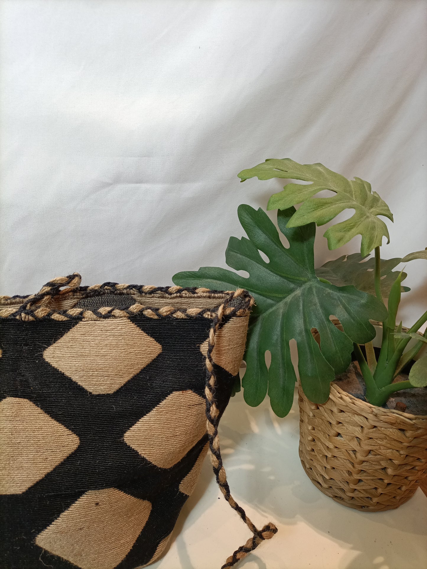 ZARA. Bolso saco rafia