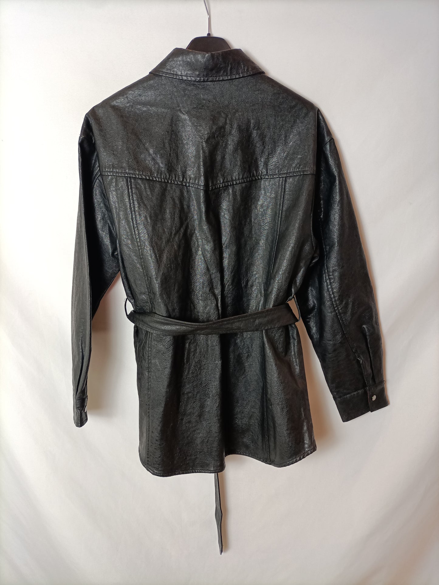 ZARA. Chaqueta negra efecto piel T.s