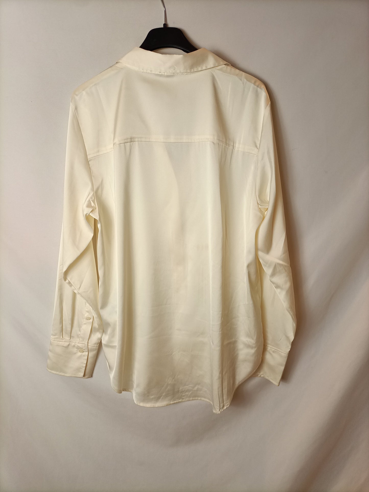 H&M. blusa beige satinada T.m